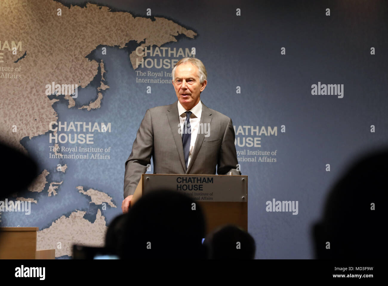London, Großbritannien. 18. April 2018. Der ehemalige britische Premierminister Tony Blair, in einer Rede vor der Denkfabrik Chatham House in London am 18 April, 2018, wo er eine Diskussion mit Gambischen Präsident Adama Barrow wurde. Quelle: Dominic Dudley/Alamy leben Nachrichten Stockfoto