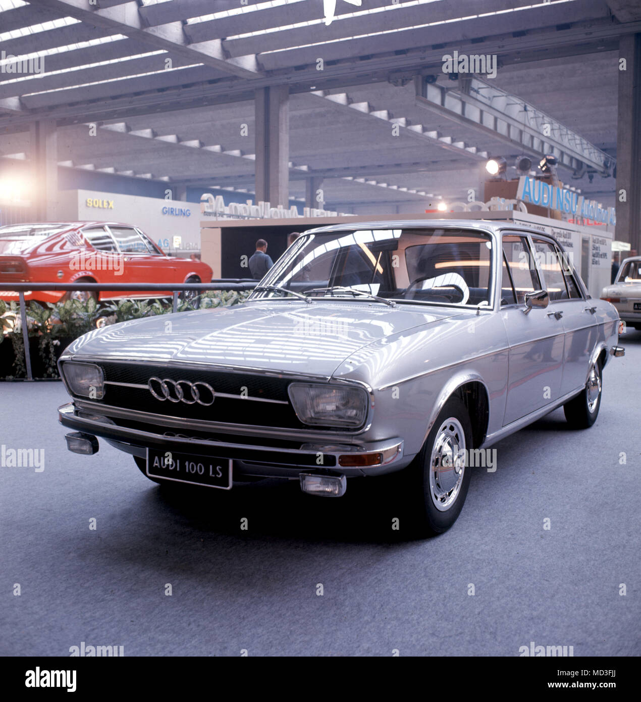 Einen Wagen vom Typ Audi 100 LS, auf der Internationalen Automobilausstellung in Frankfurt am Main im Jahr 1969. Foto: Willi Gutberlet +++(c) dpa - Report+++ | Verwendung weltweit Stockfoto
