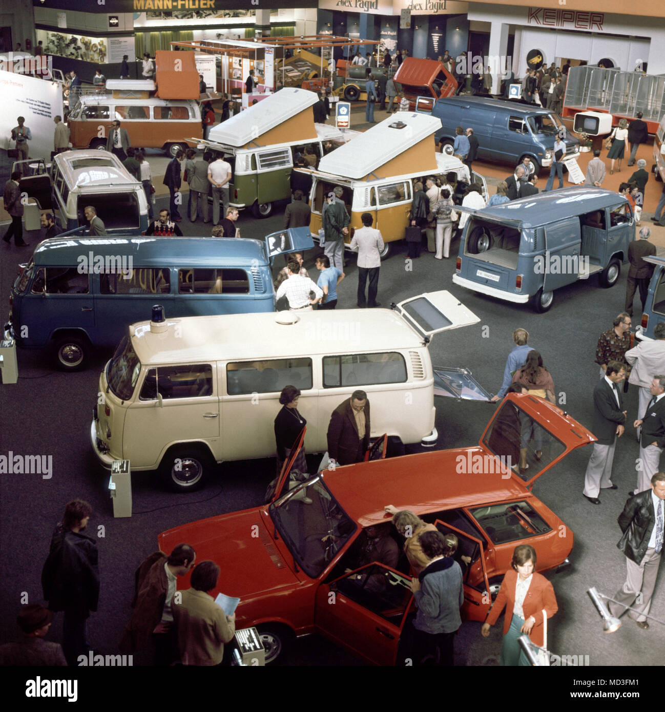 Anzeigen von Nutzfahrzeugen auf der Internationalen Automobilausstellung IAA in Frankfurt am Main 1975. Foto: Heinz Wieseler (c) dpa-Bericht | Verwendung weltweit Stockfoto