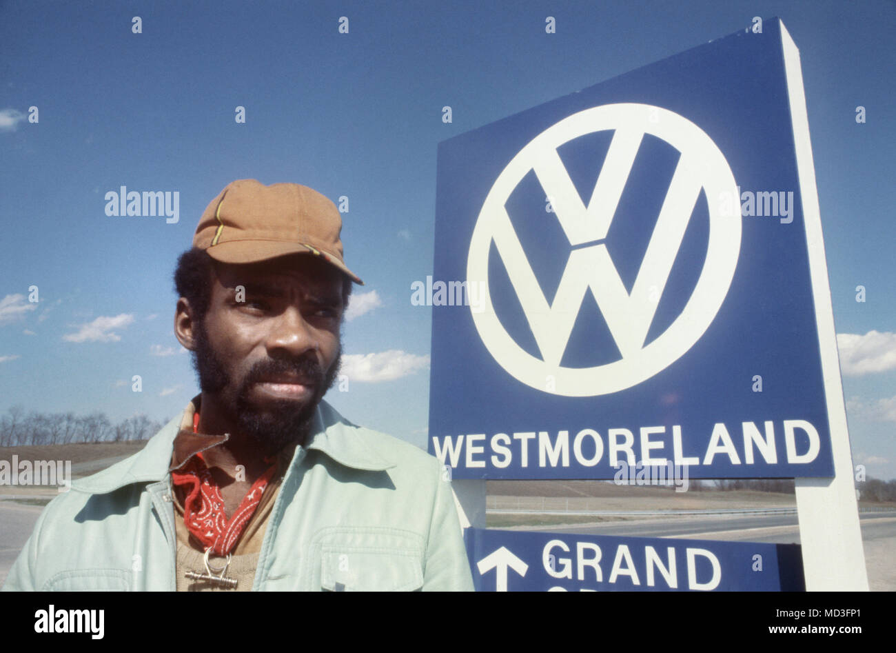 Ein Arbeitnehmer vor dem VW-Werk in Westmoreland, Pennsylvania am 26. April 1978. Die Fabrik produziert der VW Golf. Foto: Wolfgang Weihs (c) dpa-Bericht | Verwendung weltweit Stockfoto