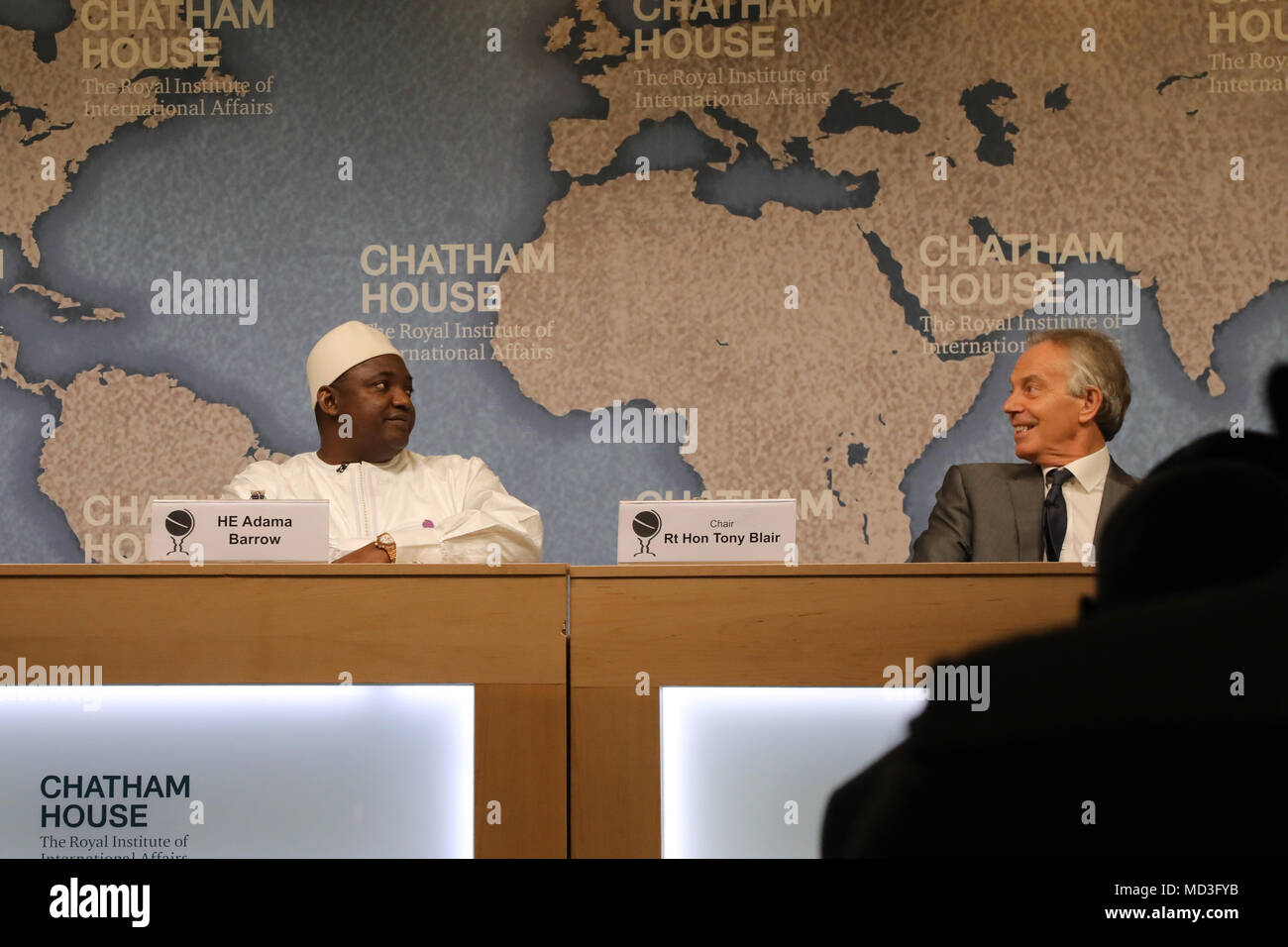 London, Großbritannien. 18. April 2018. Präsident Adama Barrow von Gambia (links) und der ehemalige britische Premierminister Tony Blair (rechts), bei einer Veranstaltung der politischen und wirtschaftlichen Entwicklung in Gambia zu diskutieren, an der Denkfabrik Chatham House in London am 18 April, 2018 Quelle: Dominic Dudley/Alamy leben Nachrichten Stockfoto