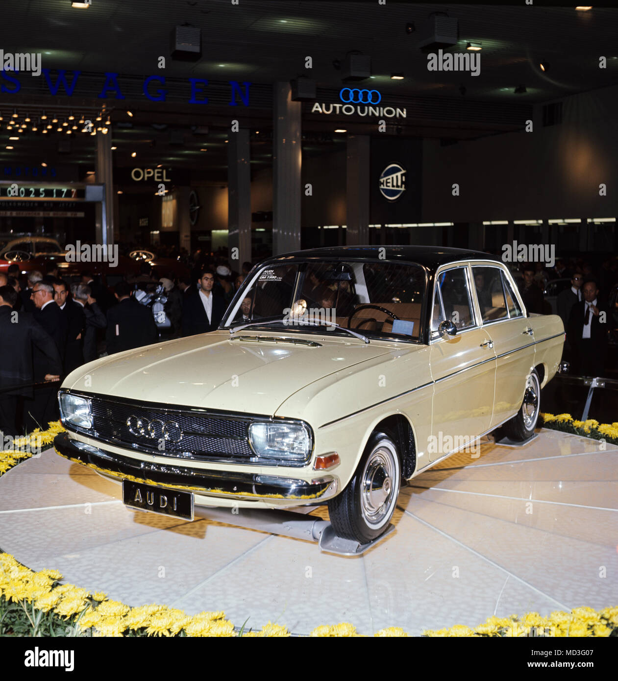 Ein Audi, auf der Internationalen Automobilausstellung in Frankfurt am Main im Jahr 1965. (C) dpa-Bericht | Verwendung weltweit Stockfoto