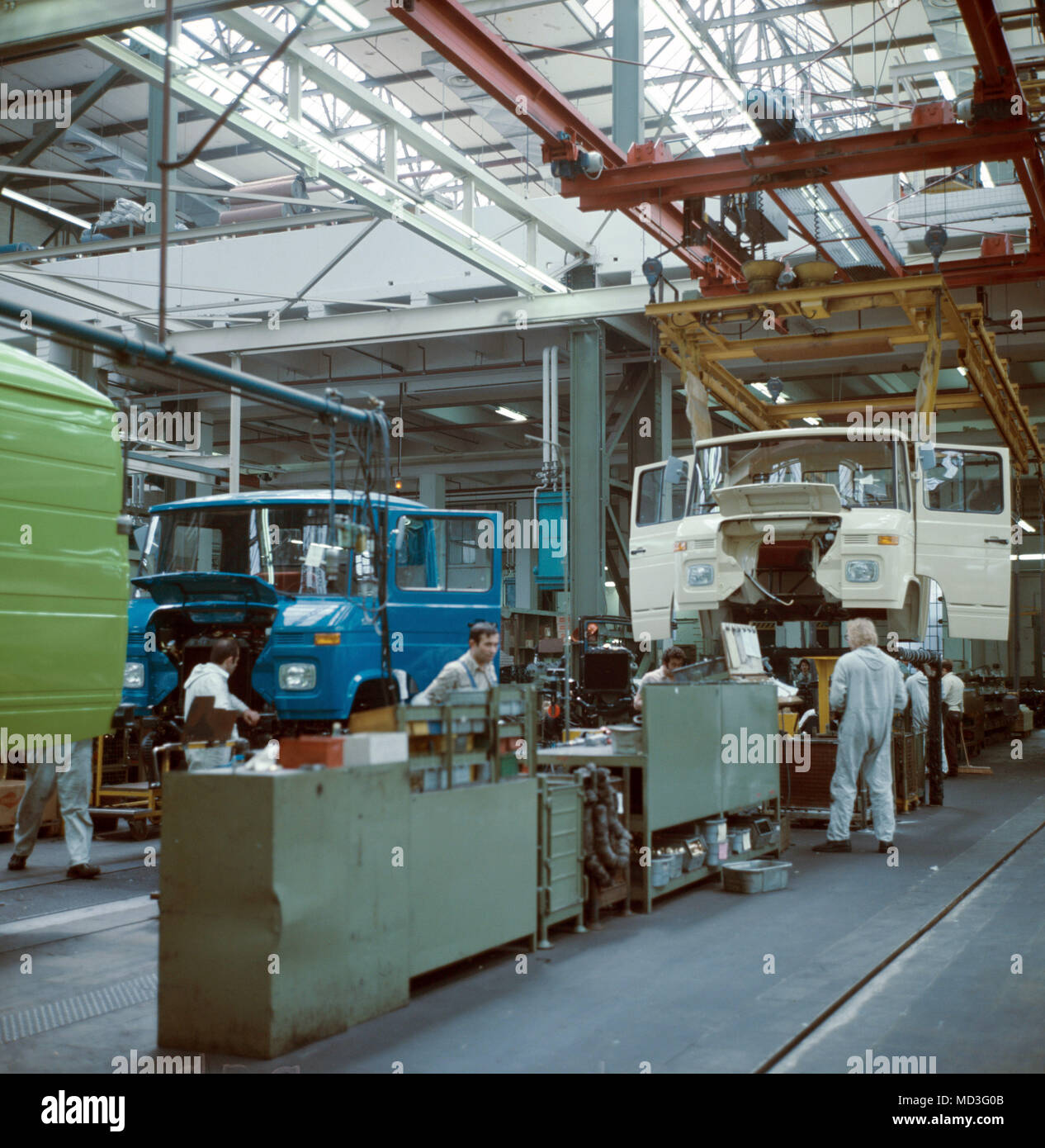 Montage Von Lkw Im Mercedes Benz Werk Dusseldorf Im Juni 1977 Fotografiert Foto Wilhelm Leuschner C Dpa Bericht Verwendung Weltweit Stockfotografie Alamy