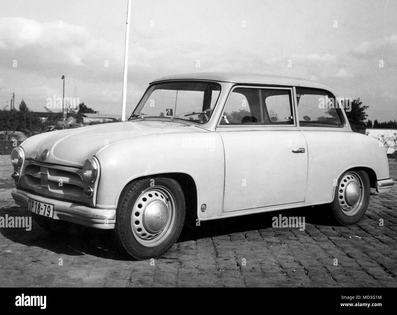 1955, die P70 Pkw wurden im Zustand vorgestellt - besessene Autofabrik in Zwickau (DDR). Das Auto mit dem Kunststoffgehäuse, ein 22 ps Zweitakter, eine Höchstgeschwindigkeit von 90 km/h und einem Gewicht von 750 kg kosten ca. 9000 Ostmark. Die P70 war der Vorläufer des Trabant. (C) dpa-Bericht | Verwendung weltweit Stockfoto