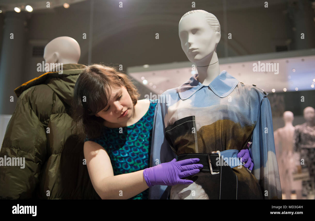 V&A, London, UK. 18. April 2018. Inszeniert in der V&A's Fashion Gallery, altmodisch aus der Natur ist eine spektakuläre und lebendige Reise durch 400 Jahre der Mode. Zu den Highlights gehören Emma Watson's Kleid aus recycelten Plastikflaschen durch beleuchtete Miniatur Gärten in Glas Kugeln umgeben sind, ein 'Leopard' geschmückt ballgown von Jean Paul Gaultier und ein Kleid von Vivienne Westwood getragen zu Kampagne gegen den Klimawandel an der Protest Banner umgeben. Foto: George Stubbs' Horse durch Drucken eines Löwen" Erschrocken, Woman's Rock. Stella McCartney, Großbritannien, 2017. Credit: Malcolm Park/Alamy Leben Nachrichten. Stockfoto