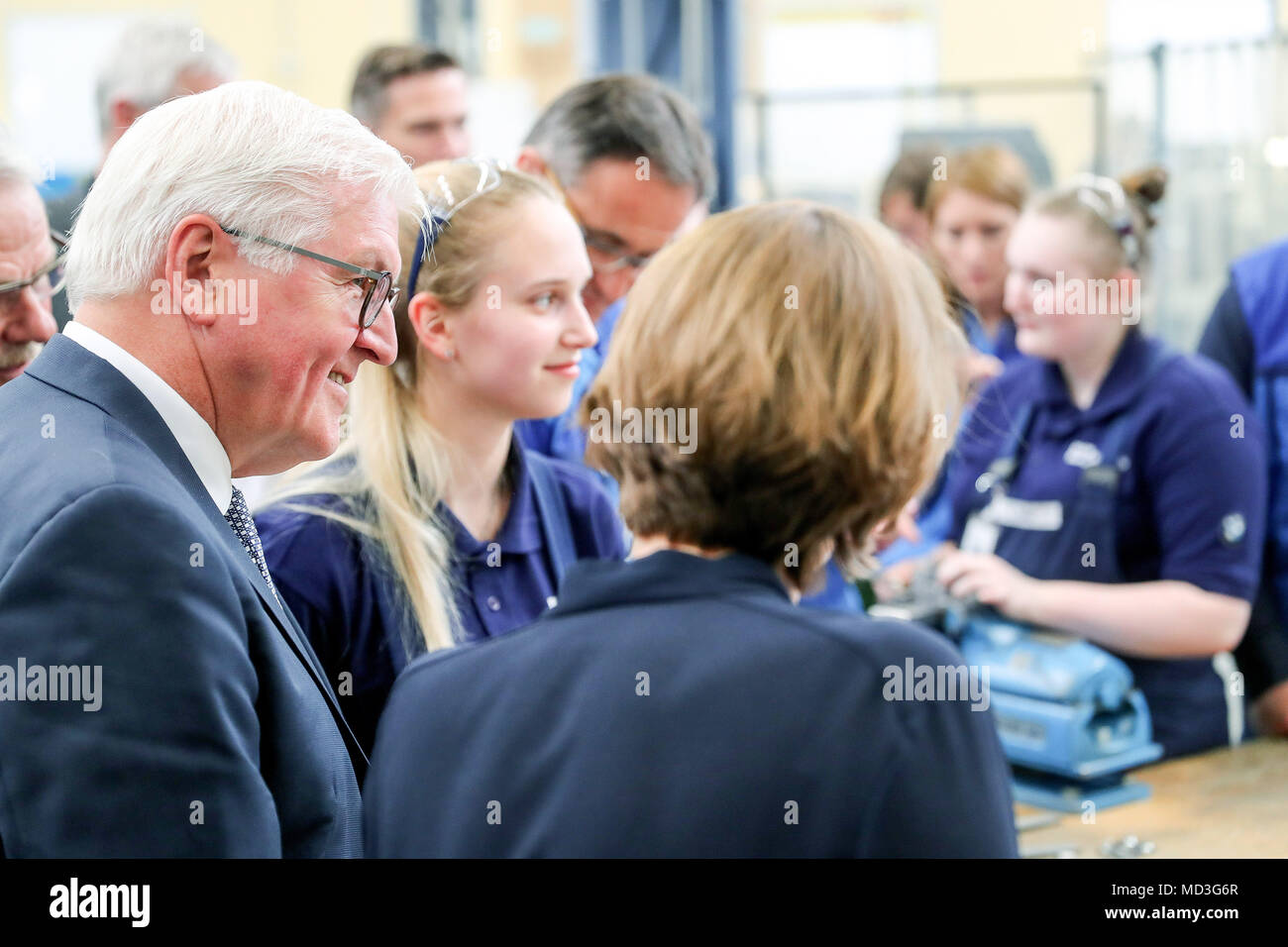 18. April 2018, Leipzig, Deutschland: Der deutsche Präsident Frank-Walter Steinmeier (L) im Gespräch mit Auszubildenden im BMW-Werk in Leipzig. Der deutsche Präsident Steinmeier und seine Frau nahmen an der Woche der Ausbildung, die unter der Überschrift "ran' erstellen Sie die Zukunft" (vom 16. bis 20. April 2018). Foto: Jan Woitas/dpa-Zentralbild/dpa Stockfoto