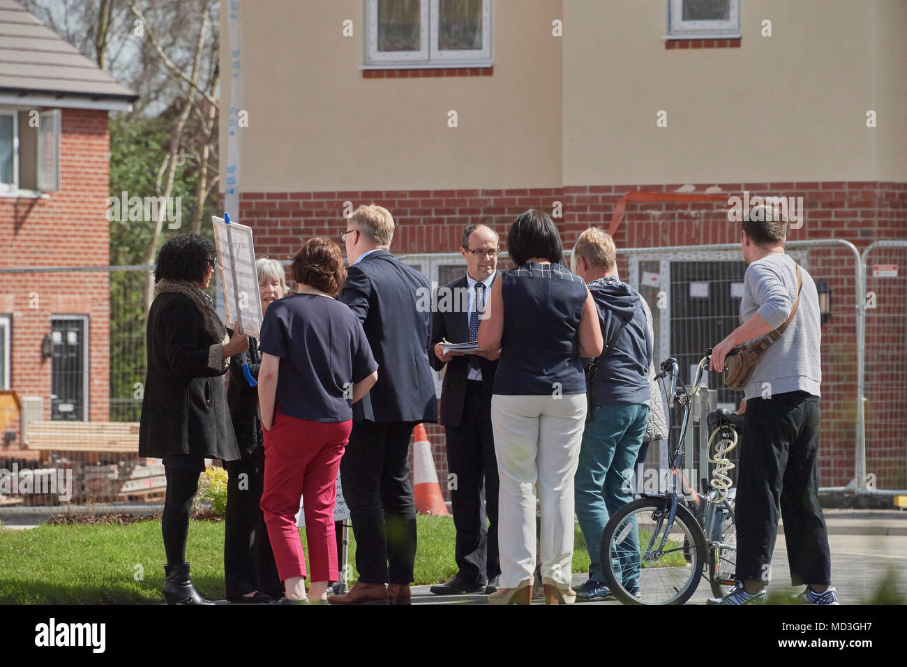 Birkenholz, Großbritannien. 18. April 2018. Protest gegen die örtlichen Wohnungsunternehmen entwickeln Häuser für Gewinn unter einem subsiduary Unternehmen. Die Wohnungsbaugesellschaft, total zu ignorieren ihre gemietete tennents, die bis zu zwei Jahre warten können, Reparaturen, die auf den Eigenschaften getan, dass Sie mieten aus dem Verein zu haben. Manchmal sind die Reparaturen nur durchgeführt, wenn ein tennenthas genug hatte, und verlässt die Wohnung, die Wartung Unternehmen bewegt sich dann und beginnt mit der Reparatur am nächsten Tag. Einige der Häuser sind nicht zu vermieten. Birchwood, Warrington, Cheshire, Vereinigtes Königreich. 18. April 2018. Kredit Mathew Monteith/Alamy Stockfoto