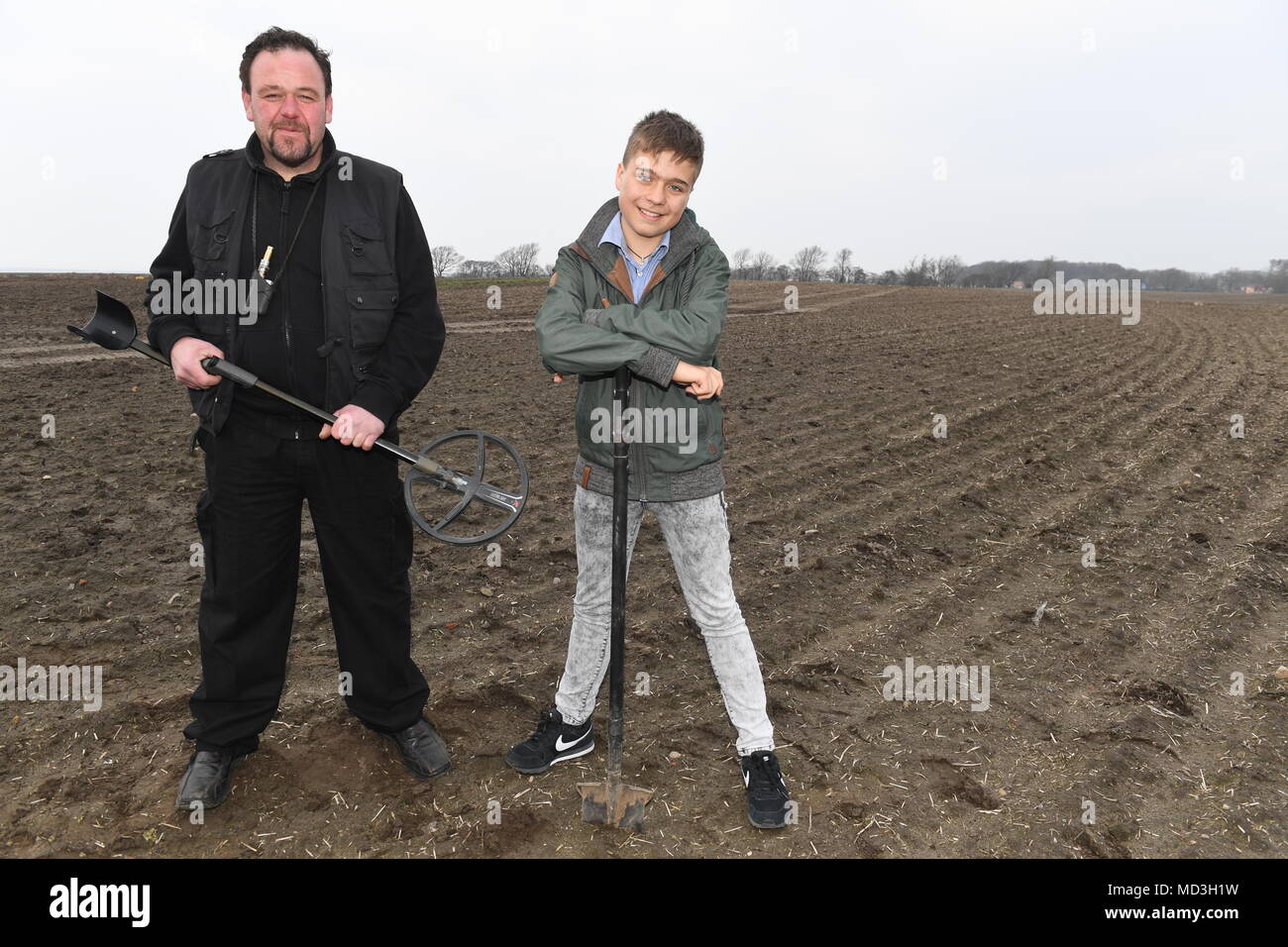 16 April 2018, Deutschland, Schaprode: Hobby Archäologe René Schoen (L) und  der 13-jährigen Schülerin Luca Malaschnitschenko Suche nach findet auf  einem Feld in der Nähe von Schaprode mit einem Metalldetektor. Archäologen  fanden