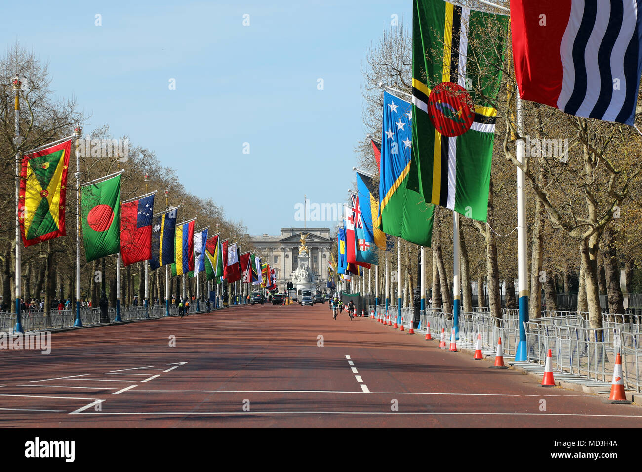London, Großbritannien. 18. April 2018. Die Flaggen der Mitgliedstaaten des Commonwealth auf Anzeige auf der Mall in Central London, mit der Buckingham Palast im Hintergrund, anlässlich der Tagung der Regierungschefs des Commonwealth in der britischen Hauptstadt, am 18. April 2018 Credit: Dominic Dudley/Alamy leben Nachrichten Stockfoto