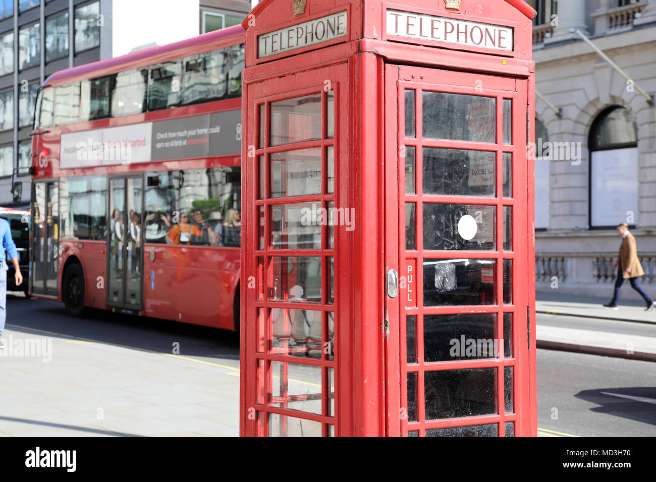 London, Großbritannien. 18. April 2018. Eine rote Telefonzelle am Waterloo Place, London, mit einem traditionellen roten London Bus vorbeifahren, am 18 April, 2018 Quelle: Dominic Dudley/Alamy leben Nachrichten Stockfoto