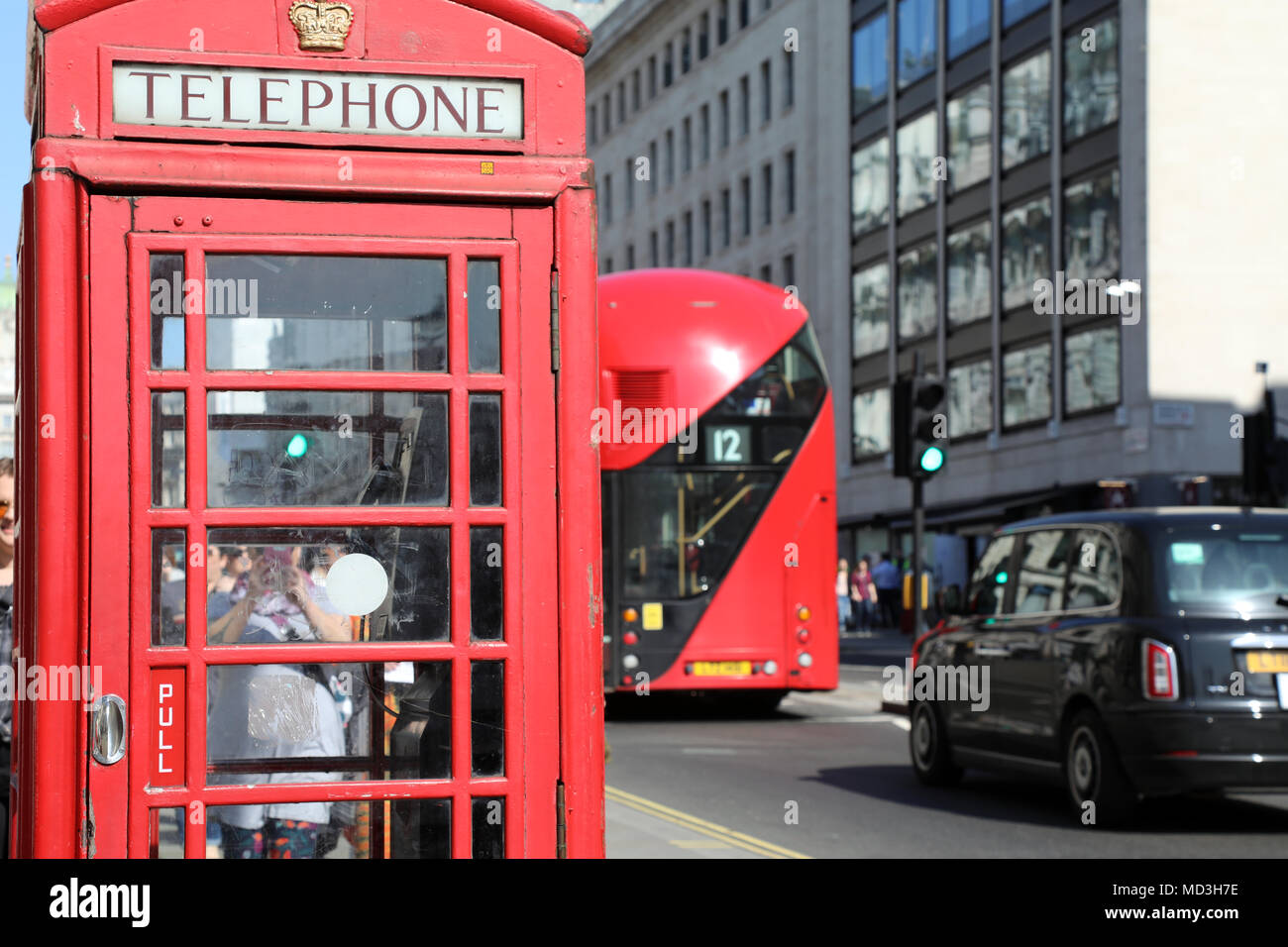 London, Großbritannien. 18. April 2018. Eine rote Telefonzelle am Waterloo Place, London, mit einem traditionellen roten London Bus und einem schwarzen Londoner Taxi fahren, am 18 April, 2018 Quelle: Dominic Dudley/Alamy leben Nachrichten Stockfoto
