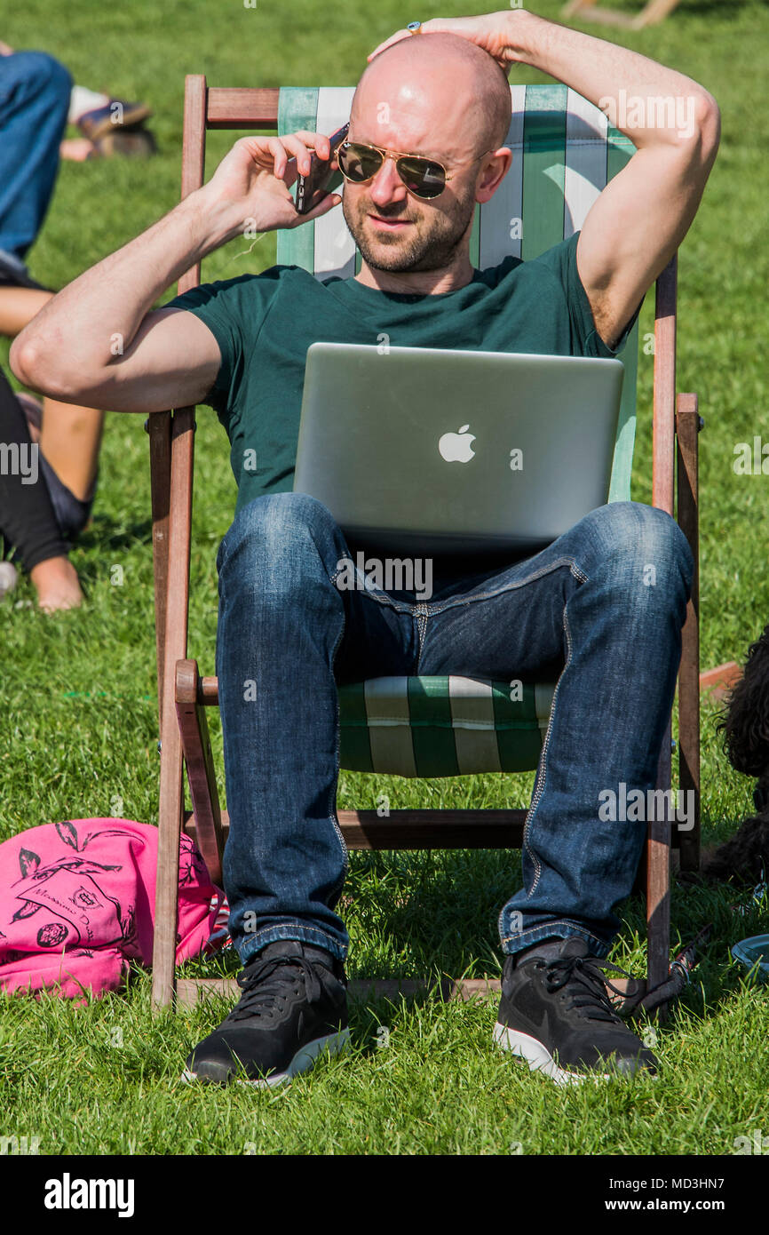 London, Großbritannien. 18. April 2018. Das mobile Büro - ein sonniger Tag im Green Park bringt Touristen und Mitarbeiter im Büro den ersten wirklich warmen Tag des Jahres zu genießen. Credit: Guy Bell/Alamy leben Nachrichten Stockfoto