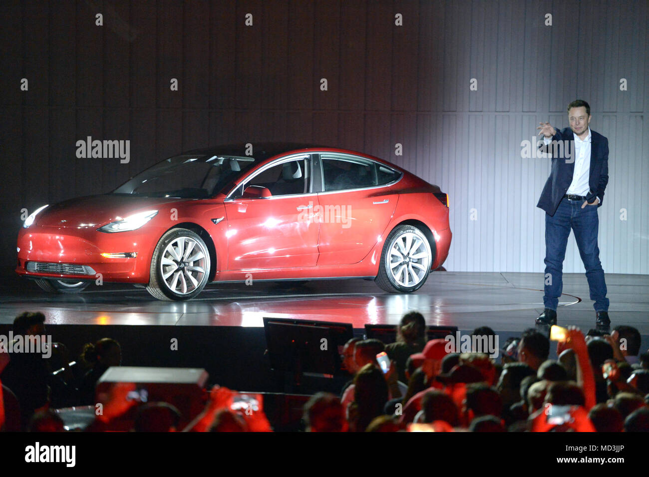 Eingereicht - 28. Juli 2017, USA, Kalifornien, Fremont: Tesla-CEO Elon Musk, bei der Präsentation der ersten Fahrzeug Der vernünftiger Tesla Fahrzeug Modell 3 an der Tesla Werksgelände. Foto: Andrej Sokolow/dpa Stockfoto