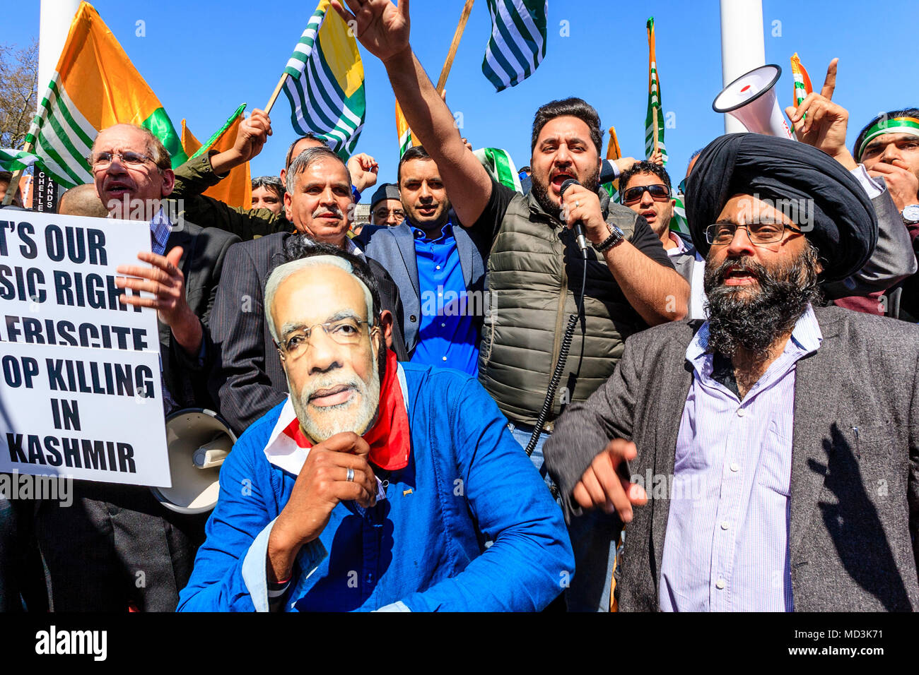 London, Großbritannien. 18. April 2018. Hunderte von laut, Sikh und Kaschmir Demonstranten, die gegen den indischen Premierminister Modi in Parliament Square, London, UK zeigen. Credit: Grant Rooney/Alamy leben Nachrichten Stockfoto