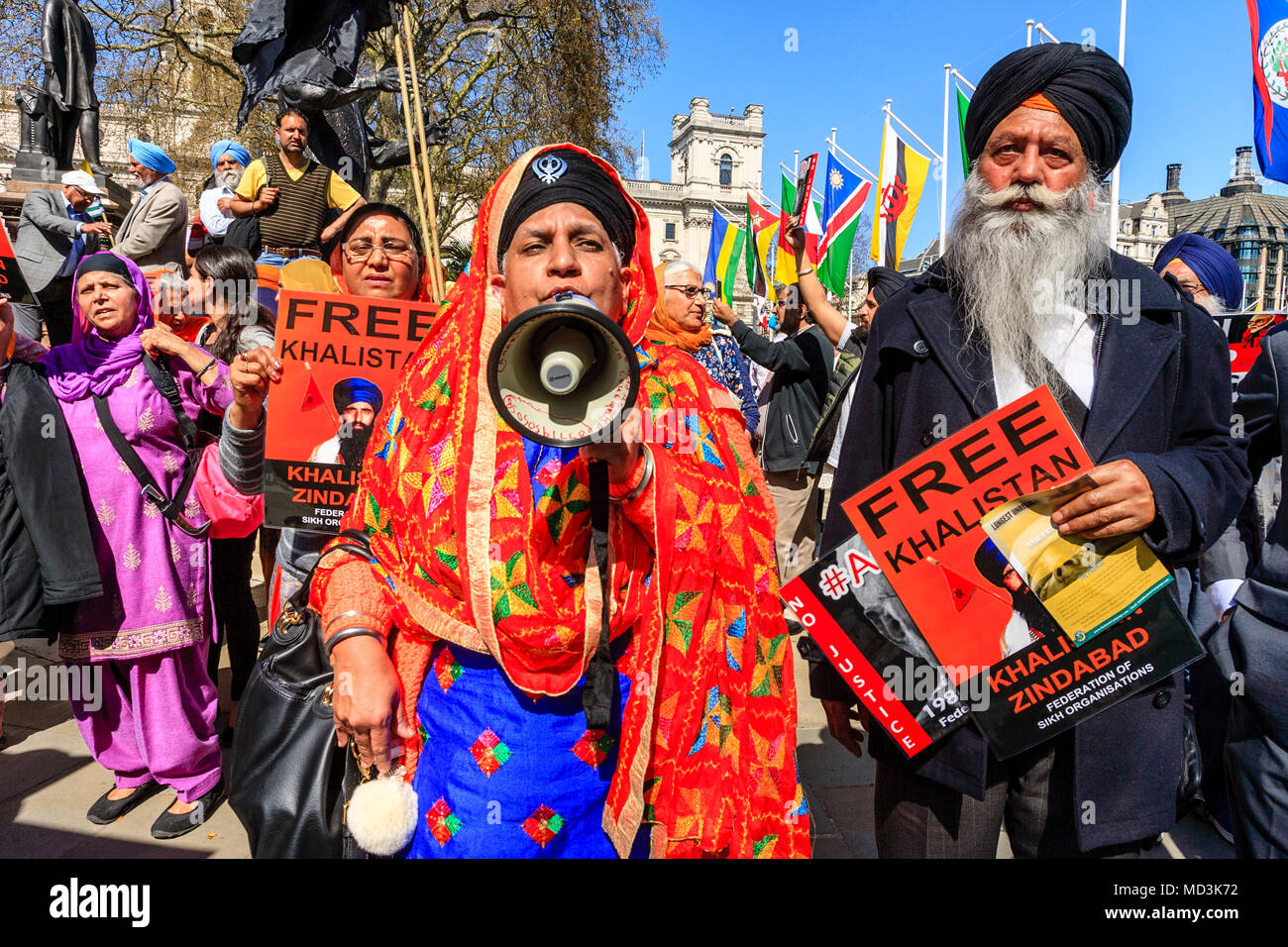 London, Großbritannien. 18. April 2018. Hunderte von laut Sikh Demonstranten, die gegen den indischen Premierminister Modi in Parliament Square, London, UK zeigen. Credit: Grant Rooney/Alamy leben Nachrichten Stockfoto