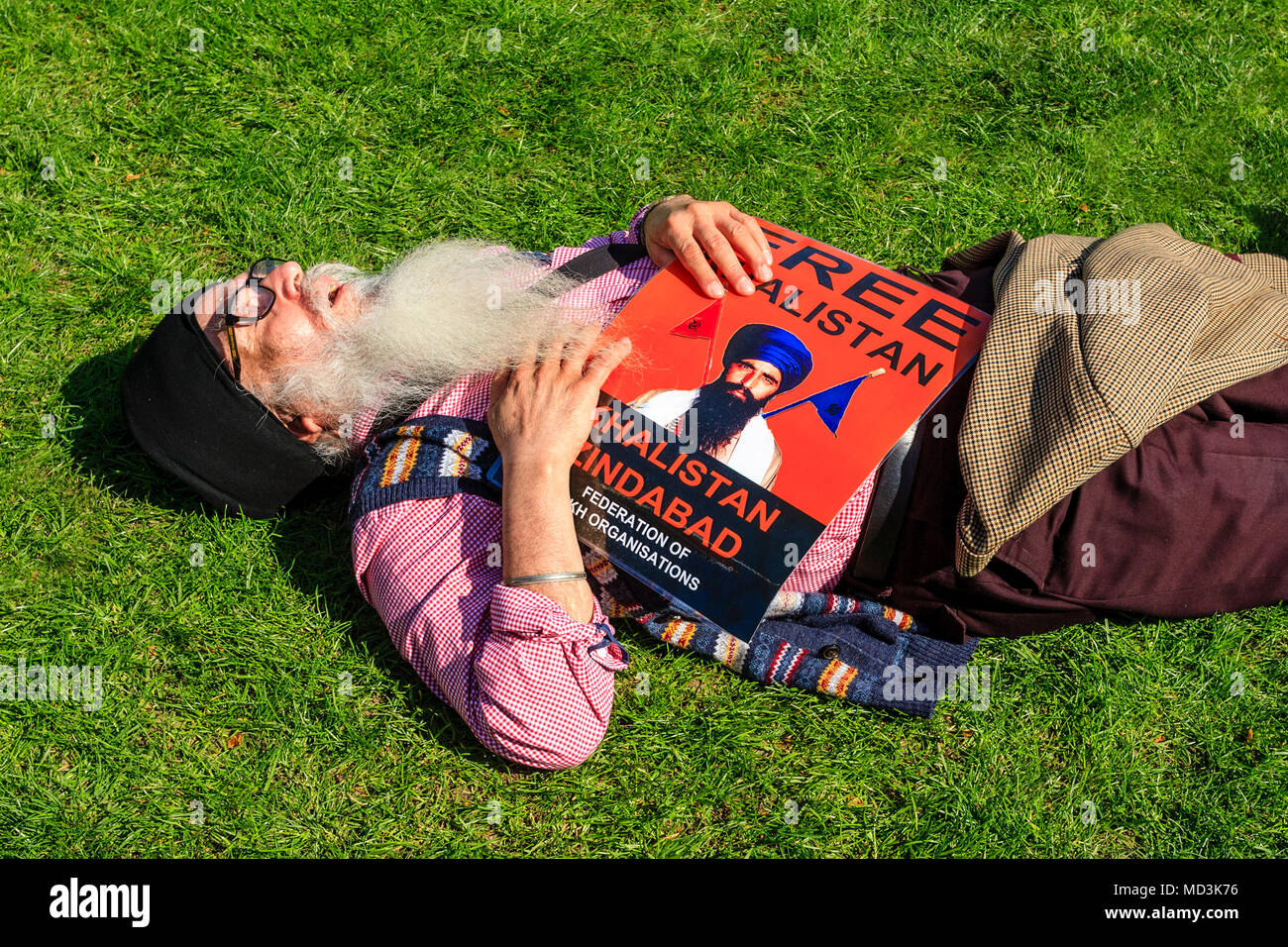 London, Großbritannien. 18. April 2018. Ein Sikh Demonstrator ruht in Parliament Square nach Protest gegen indische Ministerpräsident Modi Besuch in London, Parliament Square, London, UK. Credit: Grant Rooney/Alamy leben Nachrichten Stockfoto