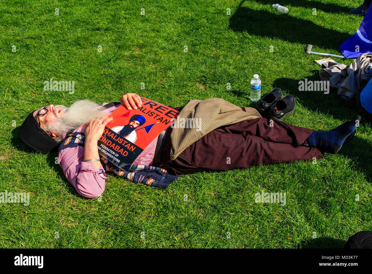 London, Großbritannien. 18. April 2018. Ein Sikh Demonstrator ruht in Parliament Square nach Protest gegen indische Ministerpräsident Modi Besuch in London, Parliament Square, London, UK. Credit: Grant Rooney/Alamy leben Nachrichten Stockfoto