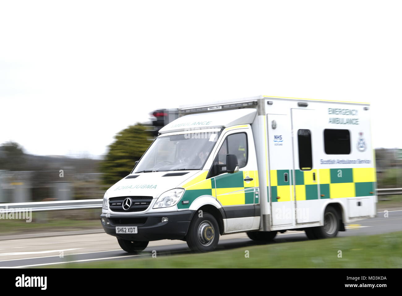 Melrose, Grenzen General Hospital, UK. 18.Apr.2018. [Headline] Ampel auf eine 6091 am Krankenhaus [Caption] Die neuen operationellen Ampel an den Grenzen des allgemeinen Krankenhauses, der Verkehrsfluss und Krankenwagen mit Kreuzung von Krankenhaus und eine 6091. Die neue Ampel system Fahrzeug Verkehrssicherheit auf der vorangegangenen Unfall schwarzer Fleck, nicht in der Lage, Kreisverkehr, Upgrade, Ampeln mit Krankenwagen Priorität aufzuheben, um Unterstützung zu verbessern, bieten eine praktikable Lösung zusammen mit einer Reduzierung der Höchstgeschwindigkeit von 60 MPH bis 40 Mph: Rob Grau/Alamy leben Nachrichten Stockfoto