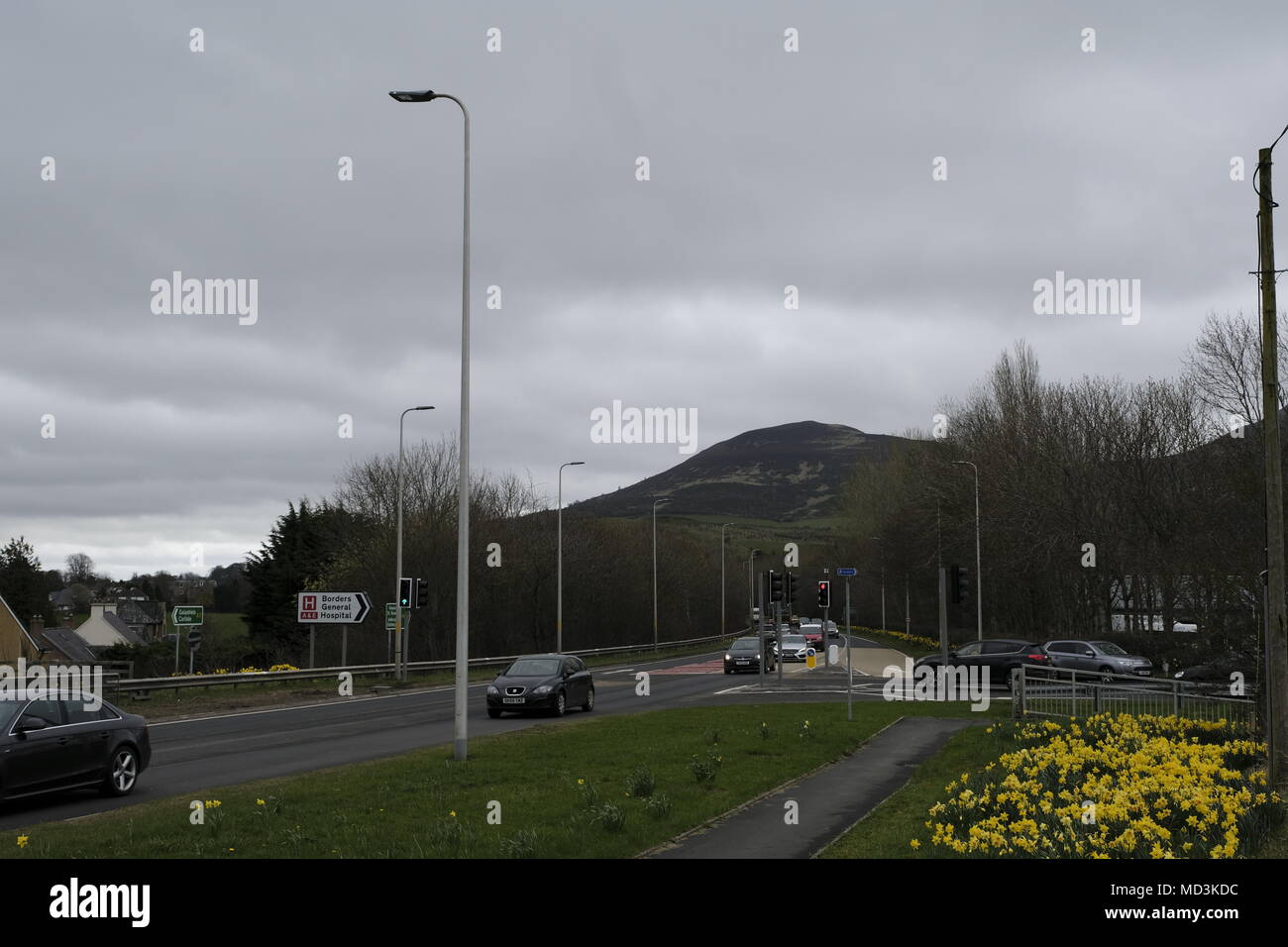 Melrose, Grenzen General Hospital, UK. 18.Apr.2018. [Headline] Ampel auf eine 6091 am Krankenhaus [Caption] Die neuen operationellen Ampel an den Grenzen des allgemeinen Krankenhauses, der Verkehrsfluss und Krankenwagen mit Kreuzung von Krankenhaus und eine 6091. Die neue Ampel system Fahrzeug Verkehrssicherheit auf der vorangegangenen Unfall schwarzer Fleck, nicht in der Lage, Kreisverkehr, Upgrade, Ampeln mit Krankenwagen Priorität aufzuheben, um Unterstützung zu verbessern, bieten eine praktikable Lösung zusammen mit einer Reduzierung der Höchstgeschwindigkeit von 60 MPH bis 40 Mph: Rob Grau/Alamy leben Nachrichten Stockfoto