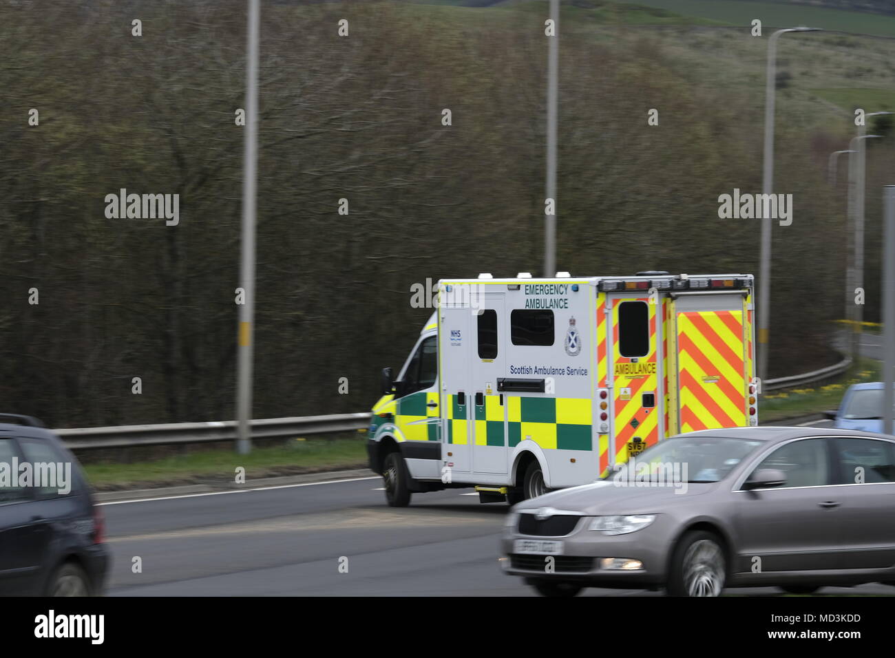 Melrose, Grenzen General Hospital, UK. 18.Apr.2018. [Headline] Ampel auf eine 6091 am Krankenhaus [Caption] Die neuen operationellen Ampel an den Grenzen des allgemeinen Krankenhauses, der Verkehrsfluss und Krankenwagen mit Kreuzung von Krankenhaus und eine 6091. Die neue Ampel system Fahrzeug Verkehrssicherheit auf der vorangegangenen Unfall schwarzer Fleck, nicht in der Lage, Kreisverkehr, Upgrade, Ampeln mit Krankenwagen Priorität aufzuheben, um Unterstützung zu verbessern, bieten eine praktikable Lösung zusammen mit einer Reduzierung der Höchstgeschwindigkeit von 60 MPH bis 40 Mph: Rob Grau/Alamy leben Nachrichten Stockfoto