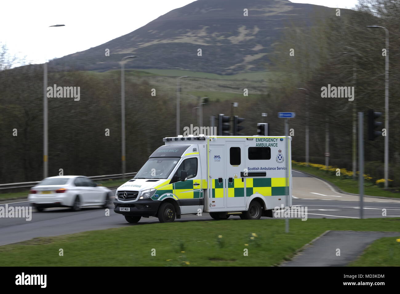 Melrose, Grenzen General Hospital, UK. 18.Apr.2018. [Headline] Ampel auf eine 6091 am Krankenhaus [Caption] Die neuen operationellen Ampel an den Grenzen des allgemeinen Krankenhauses, der Verkehrsfluss und Krankenwagen mit Kreuzung von Krankenhaus und eine 6091. Die neue Ampel system Fahrzeug Verkehrssicherheit auf der vorangegangenen Unfall schwarzer Fleck, nicht in der Lage, Kreisverkehr, Upgrade, Ampeln mit Krankenwagen Priorität aufzuheben, um Unterstützung zu verbessern, bieten eine praktikable Lösung zusammen mit einer Reduzierung der Höchstgeschwindigkeit von 60 MPH bis 40 Mph: Rob Grau/Alamy leben Nachrichten Stockfoto