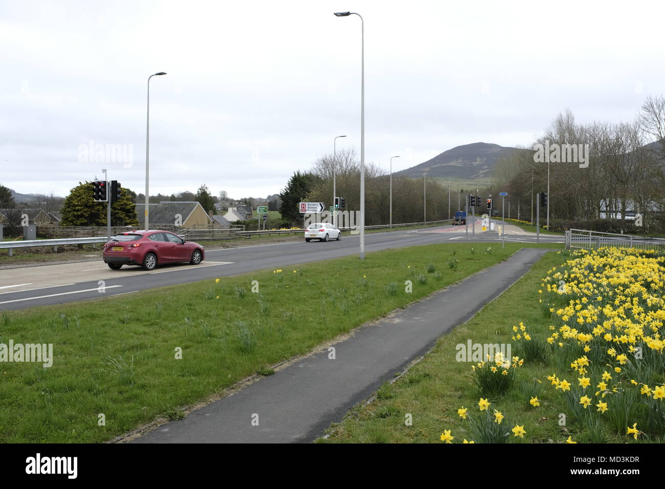 Melrose, Grenzen General Hospital, UK. 18.Apr.2018. [Headline] Ampel auf eine 6091 am Krankenhaus [Caption] Die neuen operationellen Ampel an den Grenzen des allgemeinen Krankenhauses, der Verkehrsfluss und Krankenwagen mit Kreuzung von Krankenhaus und eine 6091. Die neue Ampel system Fahrzeug Verkehrssicherheit auf der vorangegangenen Unfall schwarzer Fleck, nicht in der Lage, Kreisverkehr, Upgrade, Ampeln mit Krankenwagen Priorität aufzuheben, um Unterstützung zu verbessern, bieten eine praktikable Lösung zusammen mit einer Reduzierung der Höchstgeschwindigkeit von 60 MPH bis 40 Mph: Rob Grau/Alamy leben Nachrichten Stockfoto