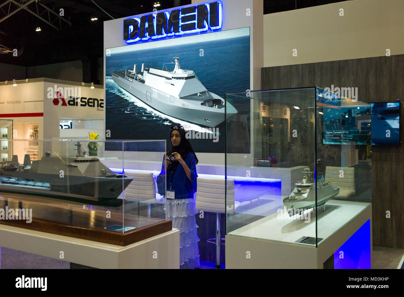 Kuala Lumpur, Malaysia, am 18. April 2018. Eine weibliche Besucher wird auf einen Messestand der niederländischen Firma, Damen Gruppe ist im Rahmen der 16 Defence Services Asia (DSA) Ausstellung 2018 MITEC Malaysia International Trade Center) in Kuala Lumpur, Malaysia, am 18. April 2018 gesehen. Die DSA 2018 (Defence Service Asia Ausstellung) ist die obere 5 Verteidigung zeigt in der Welt. 1.500 Unternehmen aus 60 Nationen und über 42.000 Fachbesucher aus der ganzen Welt beteiligten sich an der Ausstellung. DSA 2018 wird bis zum 19. April statt. Quelle: Chris Jung/Alamy leben Nachrichten Stockfoto