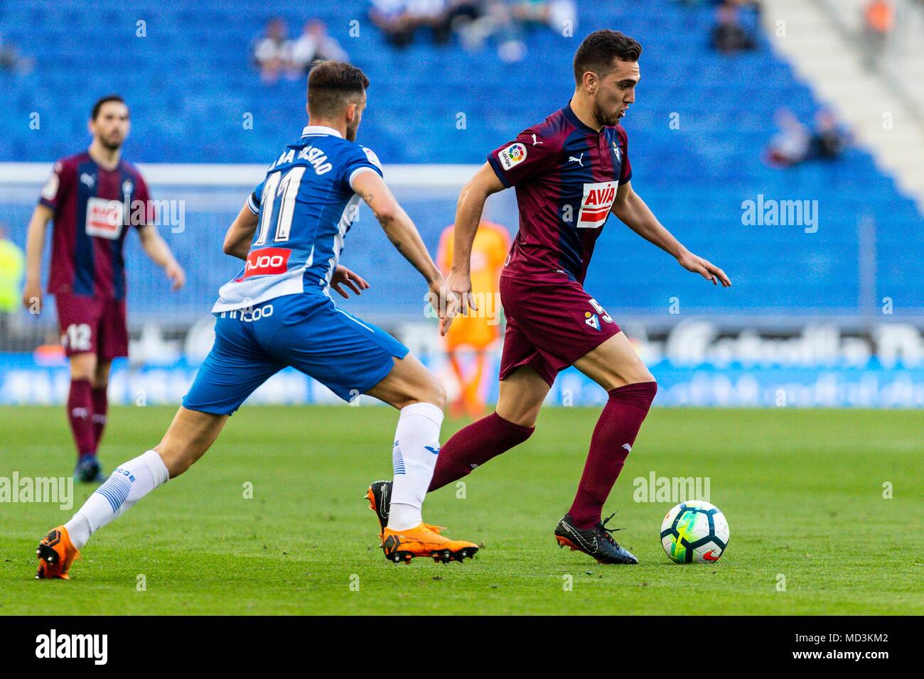 Spanien - 18. April: SD Eibar Mittelfeldspieler Gonzalo Escalante (5) und der RCD Espanyol vorwärts Leo Baptistao (11) Während des Spiels zwischen RCD Espanyol v Eibar für die Runde 33 der Liga Santander, an Cornella-El Prat Stadion am 18. April 2018 in Barcelona, Spanien gespielt. (Credit: Mikel Trigueros/Urbanandsport/Cordon Cordon Drücken Drücken) Stockfoto