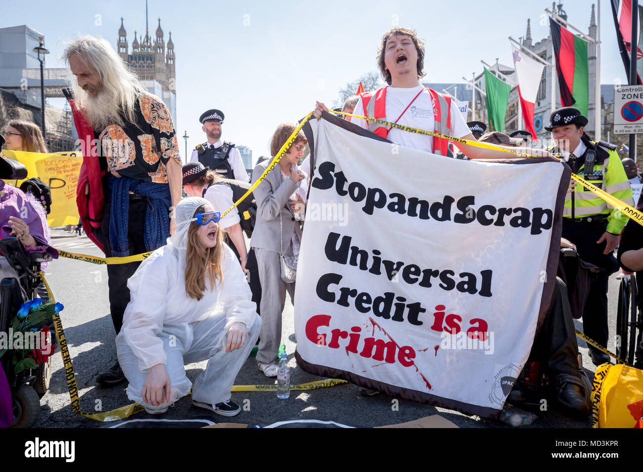 London, Großbritannien. 18. April 2018. Die Befürworter von DPAC (behinderte Menschen gegen Sozialabbau), MHRN (psychische Gesundheit Widerstand Netzwerk) und schwarze Dreieck Block die Straße in der Nähe des Westminster Parlament Gebäude auf ihre nationalen Tag der Aktion aus Protest gegen die Regierung schrott Universal Kredit zu verlangen. Credit: Guy Corbishley/Alamy leben Nachrichten Stockfoto