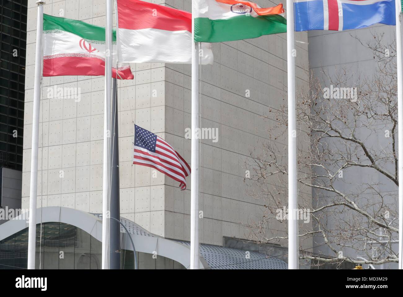 Mission der Vereinigten Staaten bei der UNO, New York, USA, 18. April 2018 - Präsident Donald Trump die US-Fahnen auf Mission der Vereinigten Staaten bestellt UN abgesenkt, um die Hälfte - Personal durch Samstag Nacht in Erinnerung an die ehemalige First Lady Barbara Bush. Foto: Luiz Rampelotto/EuropaNewswire | Verwendung weltweit Stockfoto