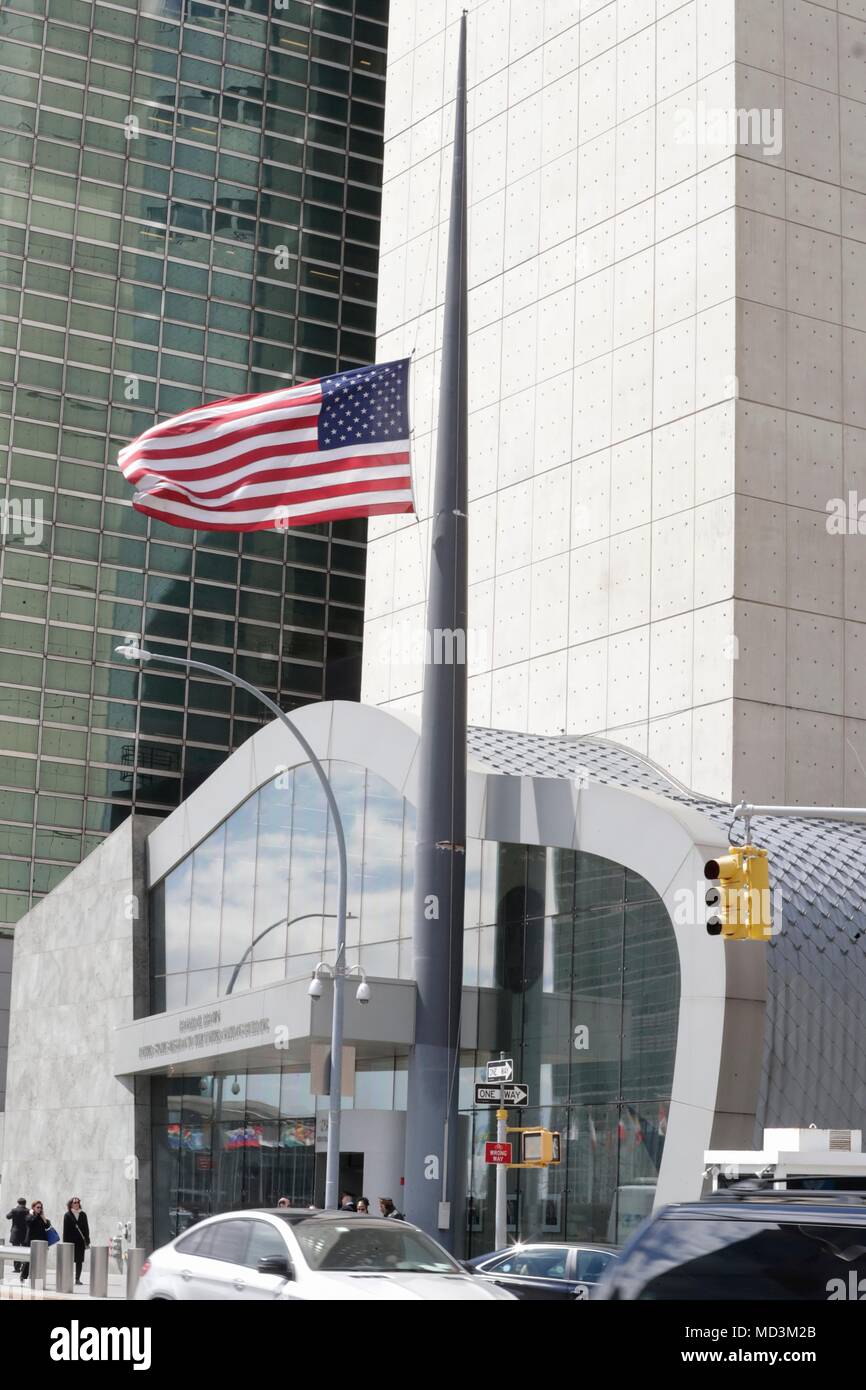 Mission der Vereinigten Staaten bei der UNO, New York, USA, 18. April 2018 - Präsident Donald Trump die US-Fahnen auf Mission der Vereinigten Staaten bestellt UN abgesenkt, um die Hälfte - Personal durch Samstag Nacht in Erinnerung an die ehemalige First Lady Barbara Bush. Foto: Luiz Rampelotto/EuropaNewswire | Verwendung weltweit Stockfoto
