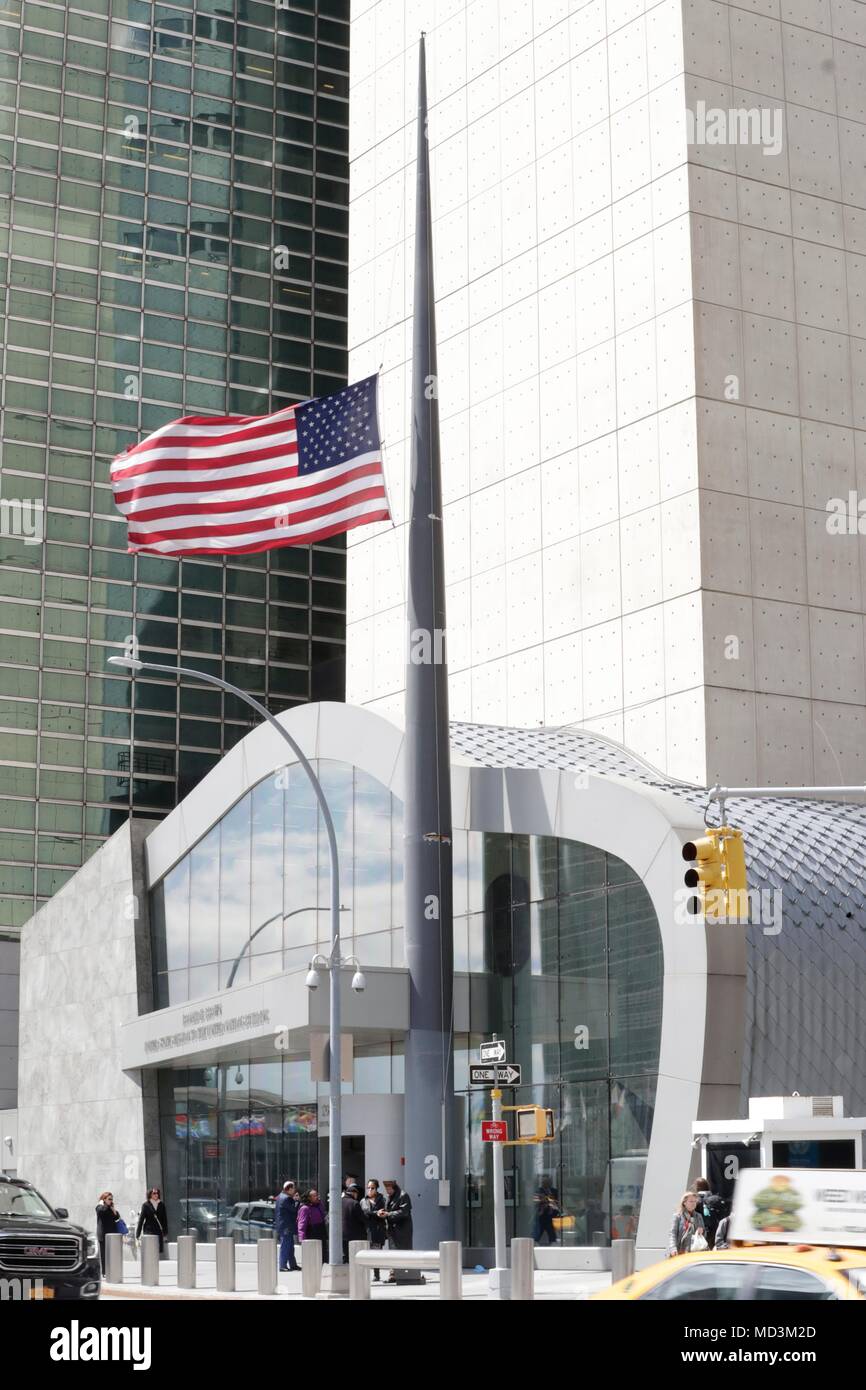 Mission der Vereinigten Staaten bei der UNO, New York, USA, 18. April 2018 - Präsident Donald Trump die US-Fahnen auf Mission der Vereinigten Staaten bestellt UN abgesenkt, um die Hälfte - Personal durch Samstag Nacht in Erinnerung an die ehemalige First Lady Barbara Bush. Foto: Luiz Rampelotto/EuropaNewswire | Verwendung weltweit Stockfoto