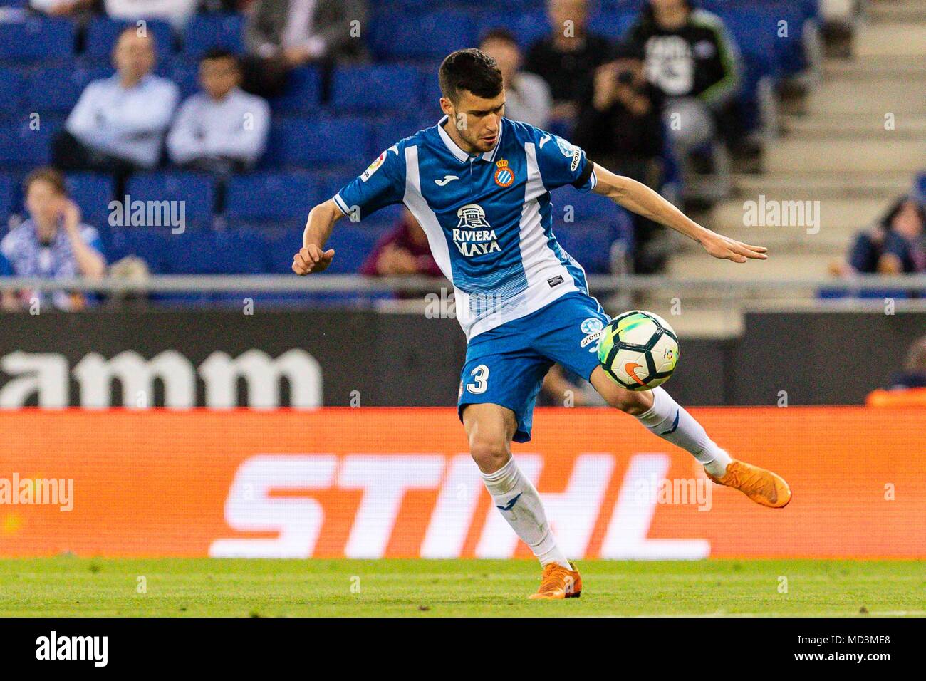 Spanien - 18. April: RCD Espanyol defender Aaron (3) während des Spiels zwischen RCD Espanyol v Eibar für die Runde 33 der Liga Santander, an Cornella-El Prat Stadion am 18. April 2018 in Barcelona, Spanien gespielt. (Credit: Mikel Trigueros/Urbanandsport/Cordon Cordon Drücken Drücken) Stockfoto