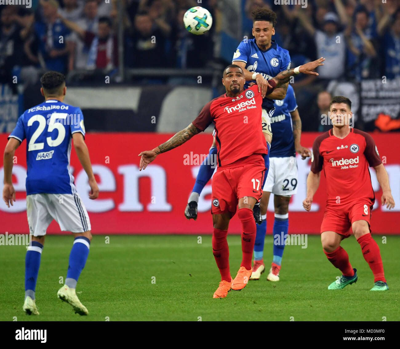 18 April 2018, Deutschland, Gelsenkirchen: Fußball, DFB-Pokal, FC Schalke 04 vs Eintracht Frankfurt, semi-Finale in der Veltins Arena: schalkes Thilo Kehrer (oben) und der Frankfurter Kevin-Prince Boateng vie für den Ball. Die Schalker Amin Harit auf der Linken, die Frankfurter Luka Jovic auf der rechten Seite. (EMBARGO BEDINGUNGEN - ACHTUNG: Der DFB verbietet die Nutzung und Veröffentlichung der sequenziellen Bilder auf das Internet und andere Onlinemedien während des Spiels (einschließlich der halben Zeit). Achtung: SPERRFRIST! Der DFB erlaubt die weitere Nutzung und Veröffentlichung der Bilder für mob Stockfoto