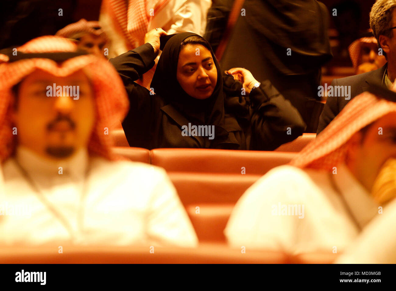 Riad, Saudi-Arabien. 18 Apr, 2018. Saudi Kinogänger, warten Sie, bis der Film im AMC Entertainment Kino Theater der King Abdullah Financial District, Riad, Saudi-Arabien, 18. April 2018 zu beginnen. Saudi-arabien eröffnet seine erste kommerzielle Kino mit der Vorführung von Superhelden von Marvel Film 'Black Panther', um ein Verbot von mehr als 35 Jahren auf Kinos in der konservativen Königreich. Credit: Ahmed Yosri/dpa/Alamy leben Nachrichten Stockfoto
