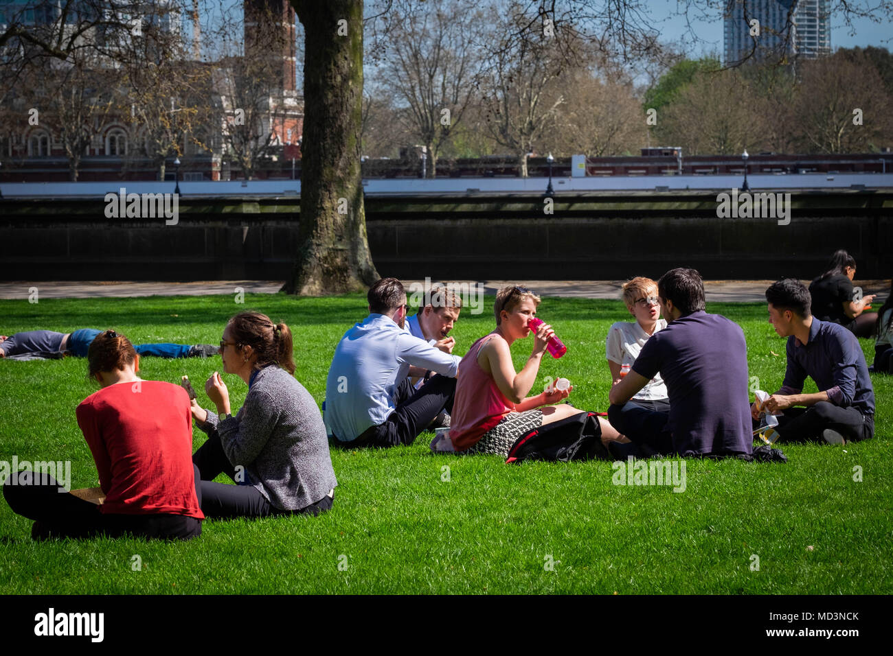 London, Großbritannien. 18 Apr, 2018. UK Wetter: Massen der Sonne am Mittag in Victoria Tower Gardens in London genießen Sie am heißesten Tag des Jahres so weit Credit: Tim Ring/Alamy leben Nachrichten Stockfoto