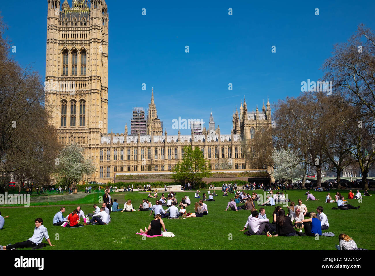 London, Großbritannien. 18 Apr, 2018. UK Wetter: Massen der Sonne am Mittag in Victoria Tower Gardens in London genießen Sie am heißesten Tag des Jahres so weit Credit: Tim Ring/Alamy leben Nachrichten Stockfoto