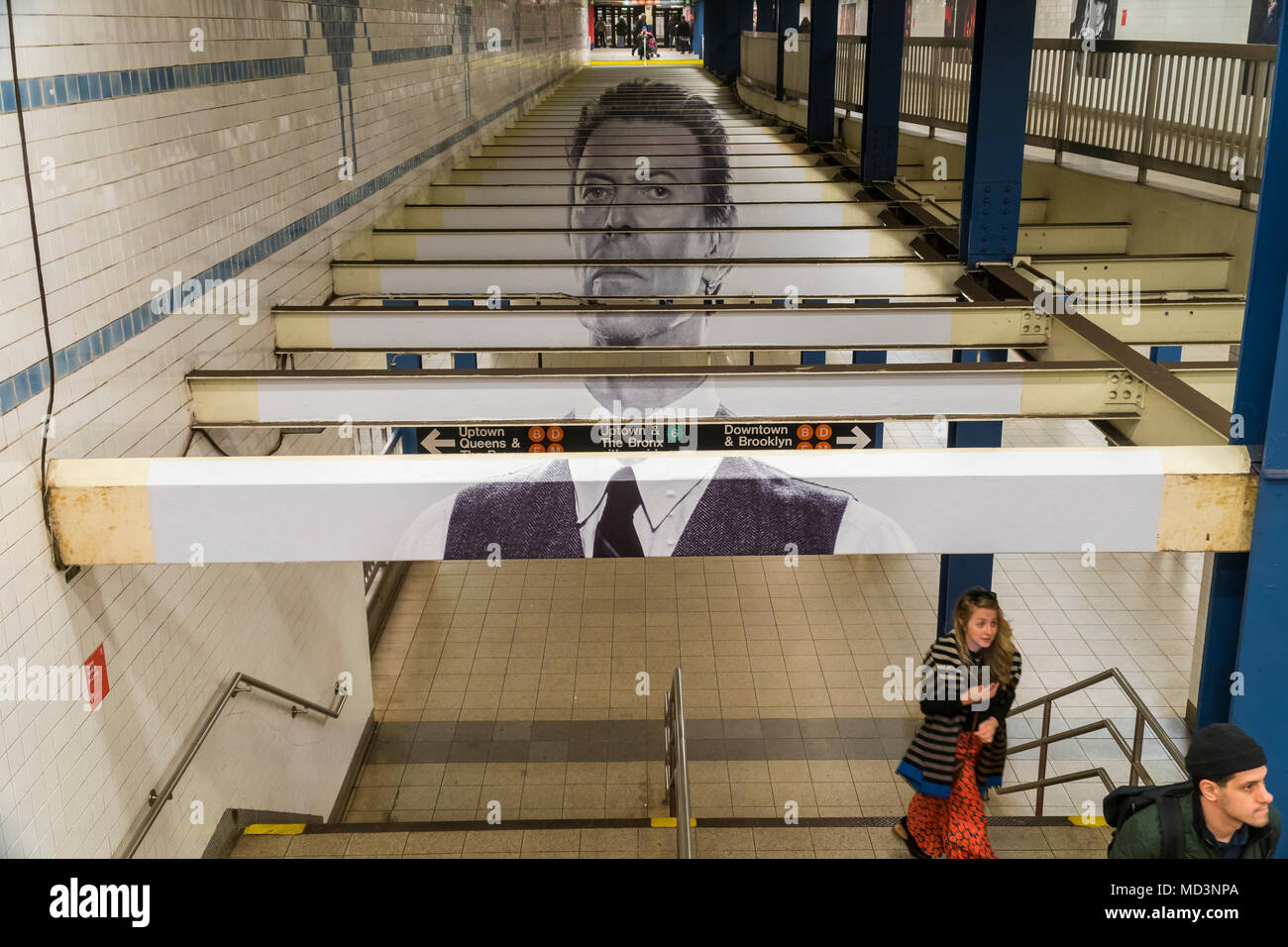 New York, USA. 18 Apr, 2018. Die Broadway-Lafayette U-Bahn Station in New York ist eingerichtet, dank Sponsoring durch Spotify, mit Bildern und Kunst abbilden und durch das Leben der Rock Star David Bowie inspiriert. Die Ausstellung wird durch die beliebte David Bowie zeigen derzeit im Brooklyn Museum inspiriert und ist in der Nachbarschaft, in den späten Rock Star lebte installiert. Neben der MTA ist die Ausstellung von Sammelbaren David Bowie themed MetroCards. Die Kunst wird auf der Anzeige werden bis zum 13. Mai. (Â© Richard B. Levine) Credit: Richard Levine/Alamy leben Nachrichten Stockfoto