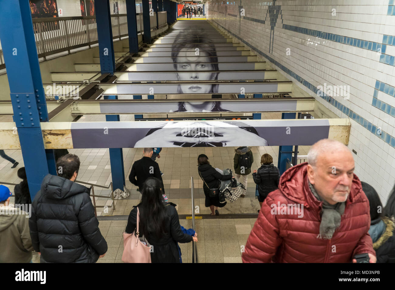 New York, USA. 18 Apr, 2018. Die Broadway-Lafayette U-Bahn Station in New York ist eingerichtet, dank Sponsoring durch Spotify, mit Bildern und Kunst abbilden und durch das Leben der Rock Star David Bowie inspiriert. Die Ausstellung wird durch die beliebte David Bowie zeigen derzeit im Brooklyn Museum inspiriert und ist in der Nachbarschaft, in den späten Rock Star lebte installiert. Neben der MTA ist die Ausstellung von Sammelbaren David Bowie themed MetroCards. Die Kunst wird auf der Anzeige werden bis zum 13. Mai. (© Richard B. Levine) Credit: Richard Levine/Alamy leben Nachrichten Stockfoto