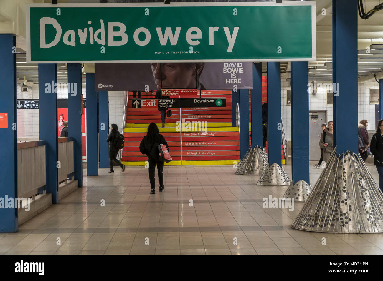 New York, USA. 18 Apr, 2018. Die Broadway-Lafayette U-Bahn Station in New York ist eingerichtet, dank Sponsoring durch Spotify, mit Bildern und Kunst abbilden und durch das Leben der Rock Star David Bowie inspiriert. Die Ausstellung wird durch die beliebte David Bowie zeigen derzeit im Brooklyn Museum inspiriert und ist in der Nachbarschaft, in den späten Rock Star lebte installiert. Neben der MTA ist die Ausstellung von Sammelbaren David Bowie themed MetroCards. Die Kunst wird auf der Anzeige werden bis zum 13. Mai. (© Richard B. Levine) Credit: Richard Levine/Alamy leben Nachrichten Stockfoto