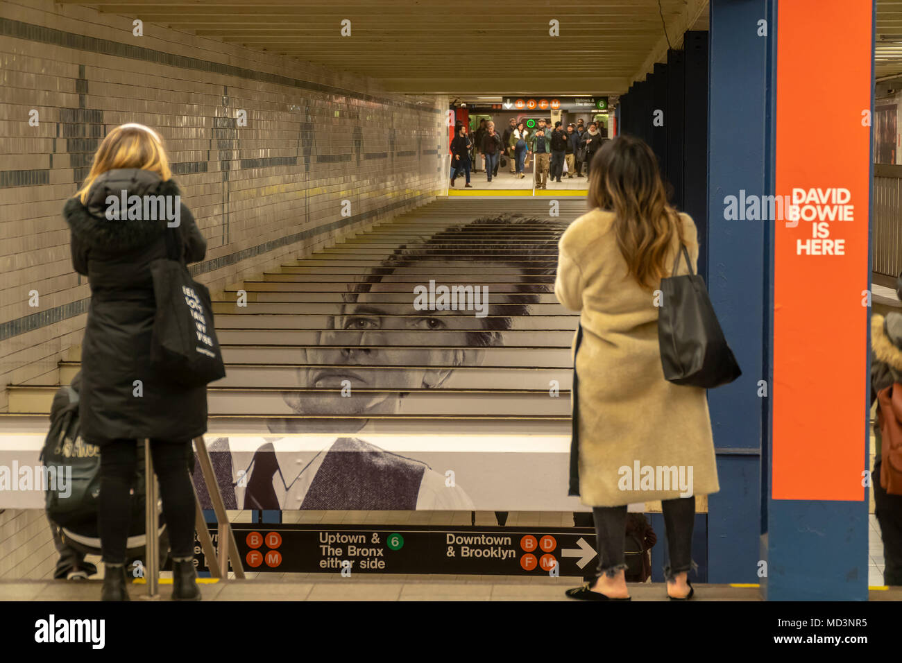 New York, USA. 18 Apr, 2018. Die Broadway-Lafayette U-Bahn Station in New York ist eingerichtet, dank Sponsoring durch Spotify, mit Bildern und Kunst abbilden und durch das Leben der Rock Star David Bowie inspiriert. Die Ausstellung wird durch die beliebte David Bowie zeigen derzeit im Brooklyn Museum inspiriert und ist in der Nachbarschaft, in den späten Rock Star lebte installiert. Neben der MTA ist die Ausstellung von Sammelbaren David Bowie themed MetroCards. Die Kunst wird auf der Anzeige werden bis zum 13. Mai. (© Richard B. Levine) Credit: Richard Levine/Alamy leben Nachrichten Stockfoto