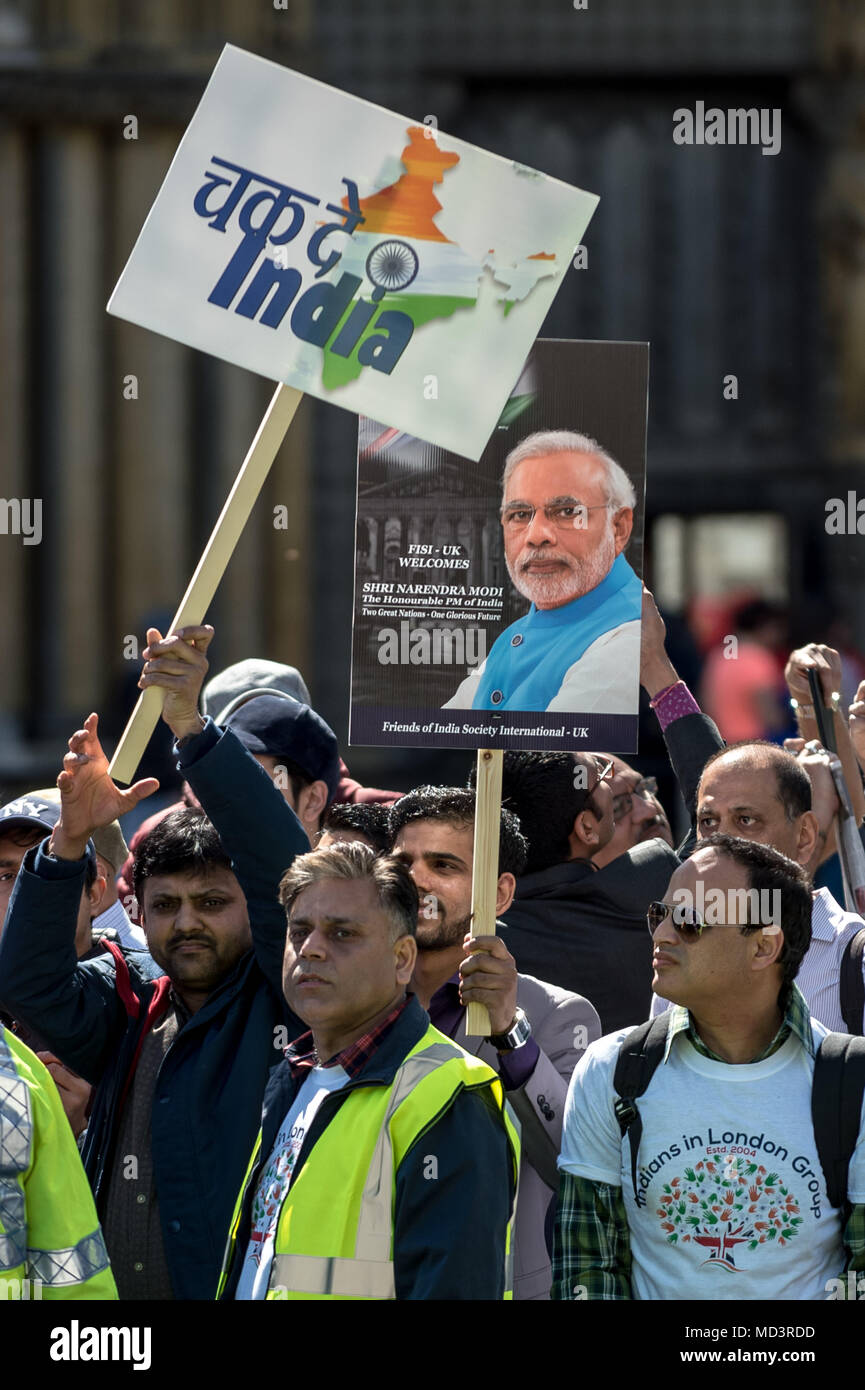 London, Großbritannien. 18. April 2018. Modi Anhänger mit Fahnen und Plakate in der Nähe von Westminster Abbey einladende Narendra Modi, die aktuelle, Premierminister Indiens, der in London als Teil des Commonwealth Regierungschefs Gipfel demonstrieren. Credit: Guy Corbishley/Alamy leben Nachrichten Stockfoto