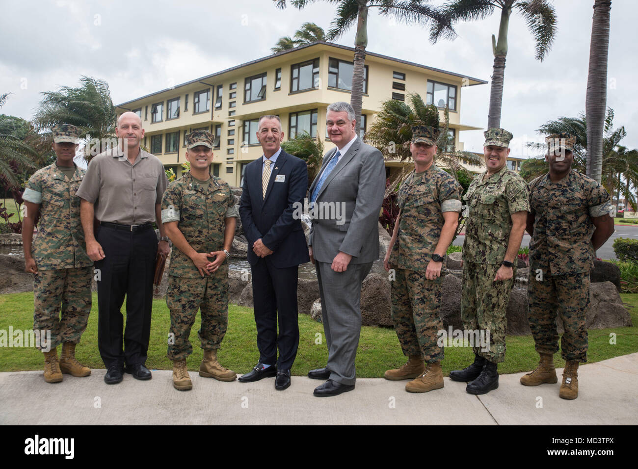 Ältere Mitglieder aus der Kriegsveteranen (VFW) posieren für ein Gruppenfoto mit Marine Corps Base Hawaii (MCBH) Führungskräfte im Offiziersklub, MCBH, März 14, 2018. Der VFW met mit Senior base Führer während eines Besuchs, Teil einer Pacific Tour der US-Streitkräfte. (U.S. Marine Corps Foto von Sgt. Jesus Sepulveda Torres) Stockfoto