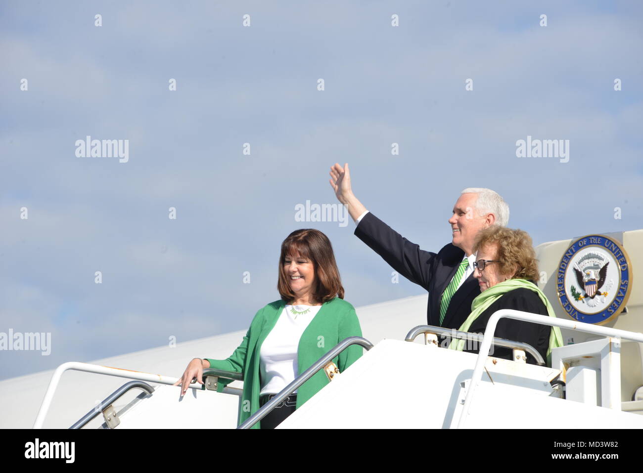 Vice President Mike Pence kommt an die 165 Luftbrücke Flügel am 17. März 2018. Der Vizepräsident an der Savannah St. Patrick's Day Parade geht zurück auf das Jahr 1824. (U.S. Air National Guard Foto von Tech. Sgt. Amber Williams). Stockfoto