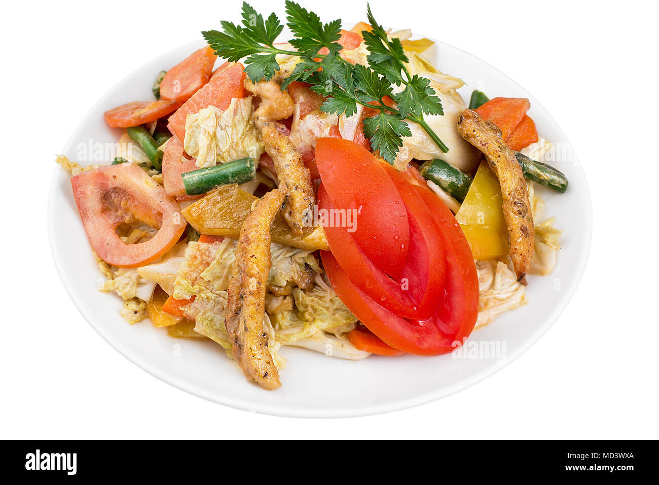 Nahrhafte Salat Gemüse und Fleisch mit Tomate und Huhn Scheiben, serviert auf einem weißen Teller. Auf weissem Hintergrund. Stockfoto