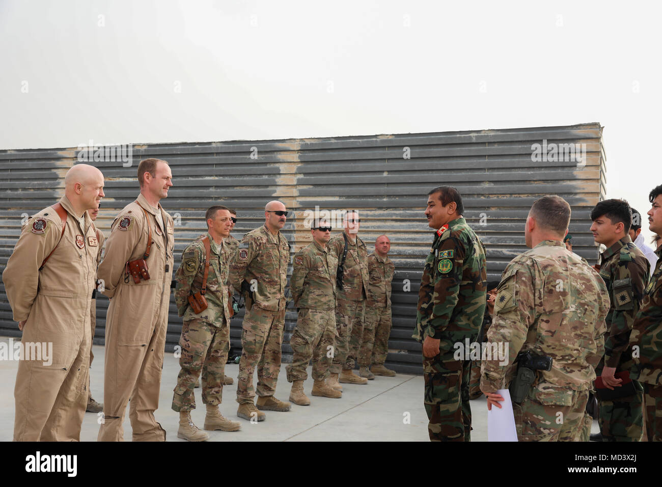Generalmajor Eman Nazar (rechts), die 205Th Corps Commander für Afghanistan, spricht für die Piloten und Besatzungsmitglieder mit 303Rd Expeditionary Fighter Squadron, 451St Air Expeditionary Group, bei einem informellen Anerkennung Zeremonie, 13. März 2018, in Kandahar, Afghanistan. Nazar anerkannten acht Flieger während der Zeremonie für ihre Unterstützung der afghanischen nationalen Armee bei ihrer jüngsten Missionen. (U.S. Armee Foto: Staff Sgt. Neysa Canfield/TAAC-S PAO) Stockfoto Generalmajor Eman Nazar (rechts), die 205Th Corps Commander für Afghanistan, spricht für die Piloten und Besatzungsmitglieder mit 303Rd Expeditionary Fighter Squadron, 451St Air Expeditionary Group, bei einem informellen Anerkennung Zeremonie, 13. März 2018, in Kandahar, Afghanistan. Nazar anerkannten acht Flieger während der Zeremonie für ihre Unterstützung der afghanischen nationalen Armee bei ihrer jüngsten Missionen. (U.S. Armee Foto: Staff Sgt. Neysa Canfield/TAAC-S PAO) Stockfoto