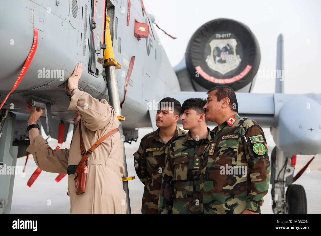 Oberstleutnant Preston McConnell, ein Pilot mit 303Rd Expeditionary Fighter Squadron, 451St Air Expeditionary Group, zeigt Generalmajor Eman Nazar, der 205Th Corps Commander in Afghanistan, und sein Team eine A-10 Thunderbolt II. Nazar anerkannten acht Flieger, während eine formlose Zeremonie, für ihre Unterstützung der afghanischen nationalen Armee bei ihrer jüngsten Missionen. (U.S. Armee Foto: Staff Sgt. Neysa Canfield/TAAC-S PAO) Stockfoto Oberstleutnant Preston McConnell, ein Pilot mit 303Rd Expeditionary Fighter Squadron, 451St Air Expeditionary Group, zeigt Generalmajor Eman Nazar, der 205Th Corps Commander in Afghanistan, und sein Team eine A-10 Thunderbolt II. Nazar anerkannten acht Flieger, während eine formlose Zeremonie, für ihre Unterstützung der afghanischen nationalen Armee bei ihrer jüngsten Missionen. (U.S. Armee Foto: Staff Sgt. Neysa Canfield/TAAC-S PAO) Stockfoto