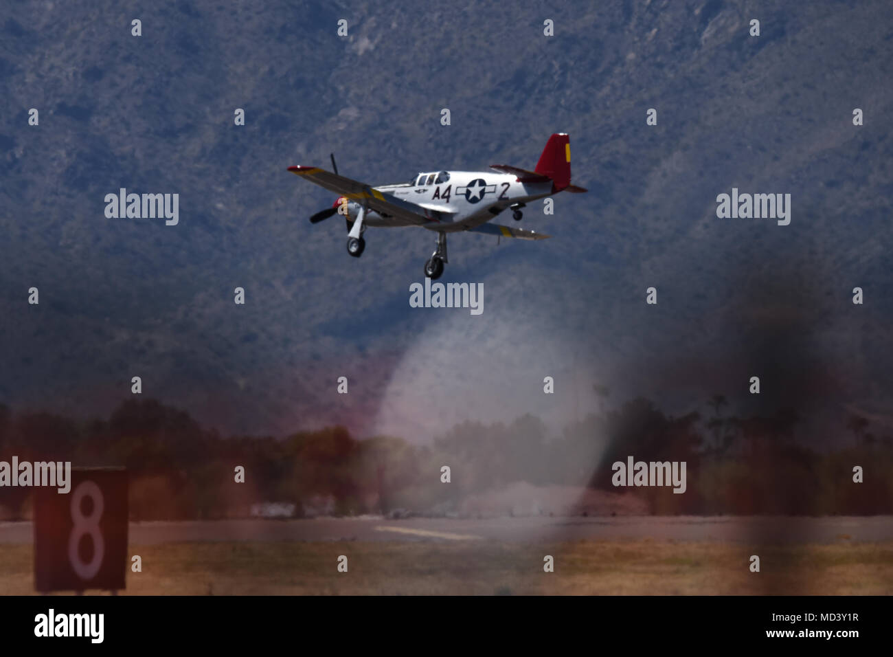 Die P-51 Mustang fliegen in für eine Landung nach Durchführung der Erbe Flug mit der F-35 Lightning II und A-10 Thunderbolt während Luke Tage bei Luke Air Force Base, Ariz., 17. März 2018. Lukas Tage zeigt die Möglichkeiten der modernen militärischen und zivilen Airpower durch die Anzeige von mehr als 30 live Vorführungen in der Luft und am Boden und statischen Exponaten. (U.S. Air Force Foto: Staff Sgt. Tyler J. Solothurn) Stockfoto