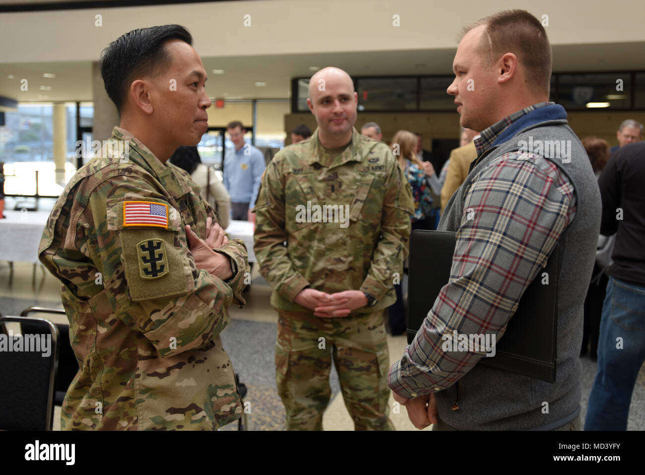 Brig. Gen. Mark Toy (Links) und die US-Armee Korps der Ingenieure großen Seen und Ohio River Division Commander und 1 Lt Trey Huff, Aide-de-camp, sprechen mit Garrett Dean, Projekt Manager bei amerikanischen Ingenieure, Inc., die in den unternehmerischen Chancen Open House, die auch als "booh", an der Tennessee State University in Nashville, Tennessee, 15. März 2018 bekannt. (USACE Foto von Leon Roberts) Stockfoto