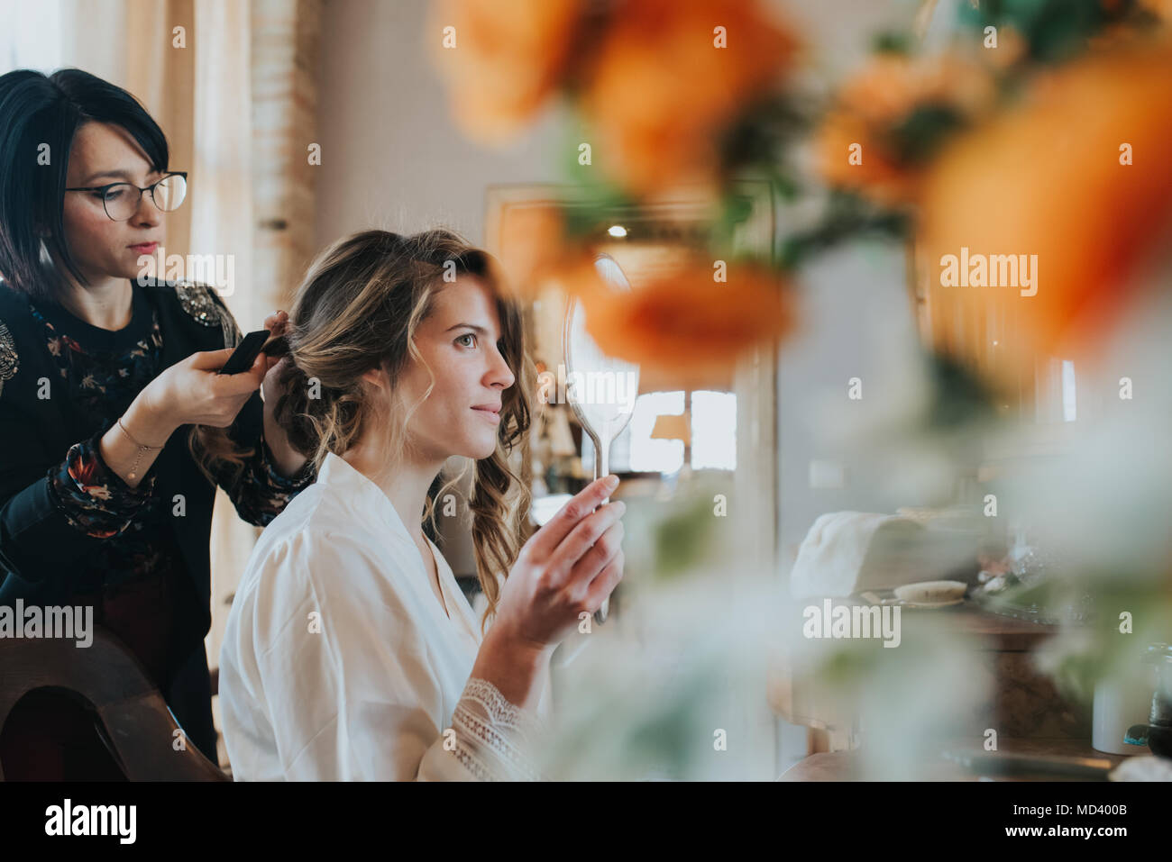 Braut, die Vorbereitungen für die Hochzeit mit Hairstylist Stockfoto